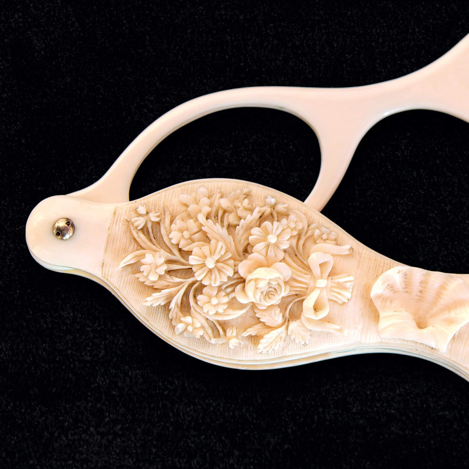 An elegant French example of ivory Fassamano with a handle-case decorated with delicate floral motifs in bas-relief. From the Eyewear Museum Collection.