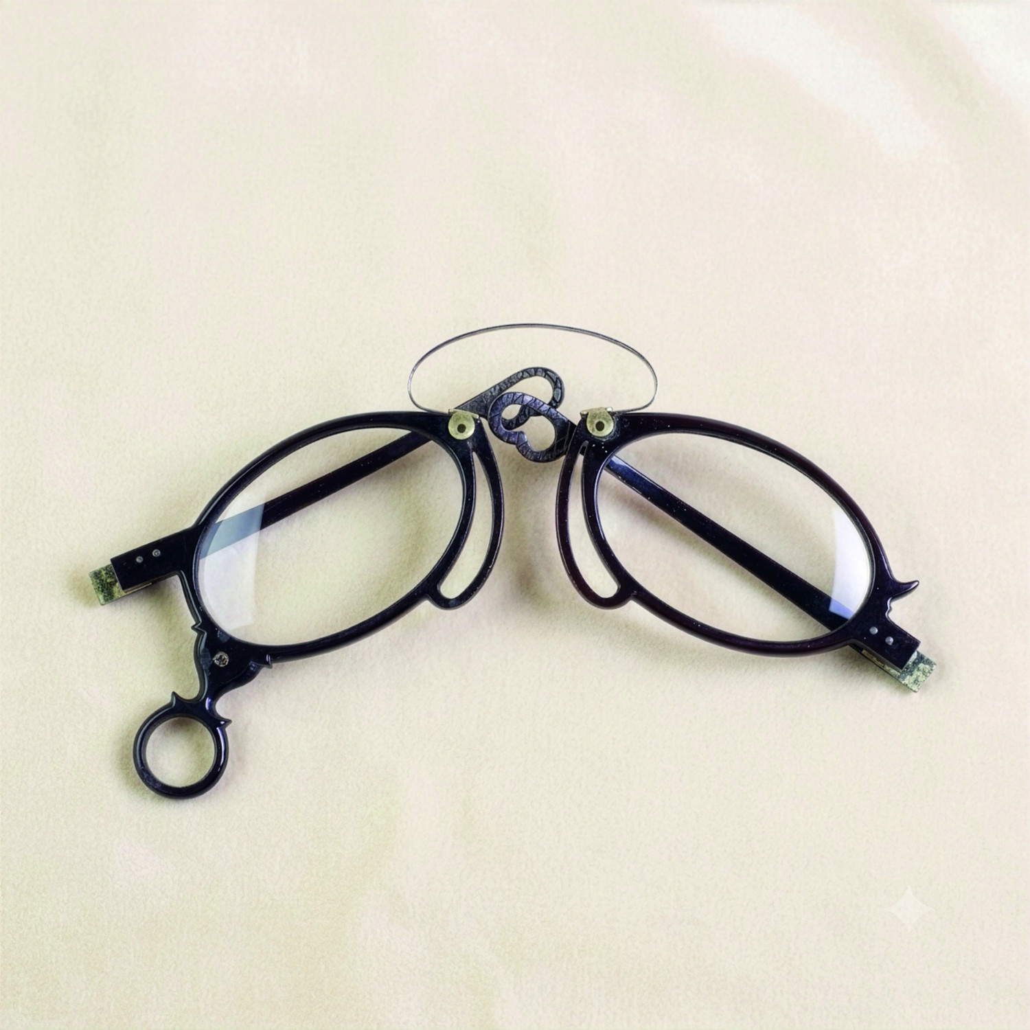 A rare pair of tortoiseshell spectacles in which the pince-nez design is combined with temples to improve the stability of the spectacles on the face; late 19th to early 20th century. Collection of the Museo dell&rsquo;Occhiale.