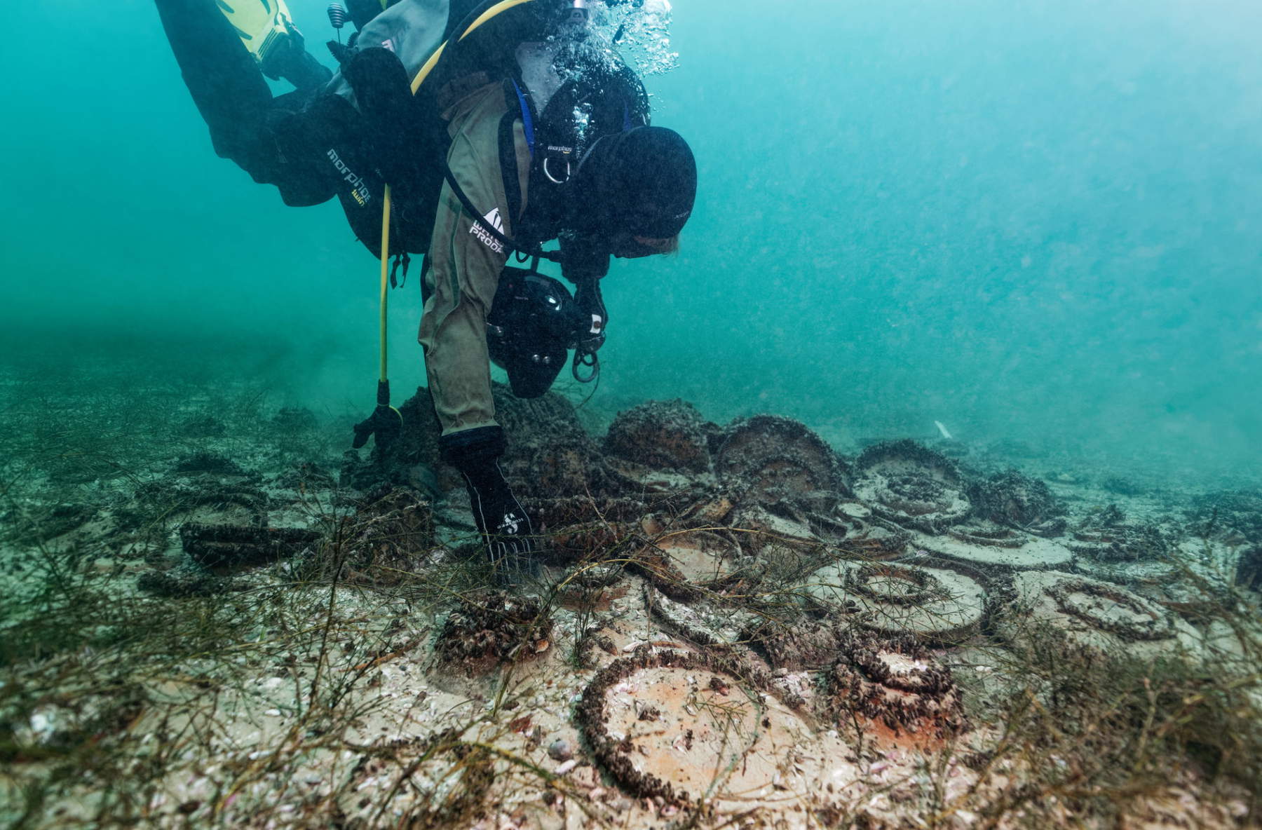 Der Archäologe Fabien Langenegger entdeckt beim ersten Tauchgang den Hügel mit den antiken Keramiken. Credits: &copy; Octopus Foundation