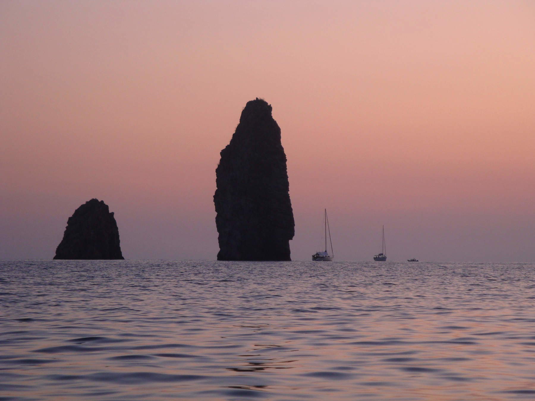 Die Faraglioni von Lipari – Pietralunga und Pietra Menalda. Foto: Wikimedia Commons | Salvo Cannizzaro – Creative Commons Attribution-Share Alike 3.0 Unported-Lizenz