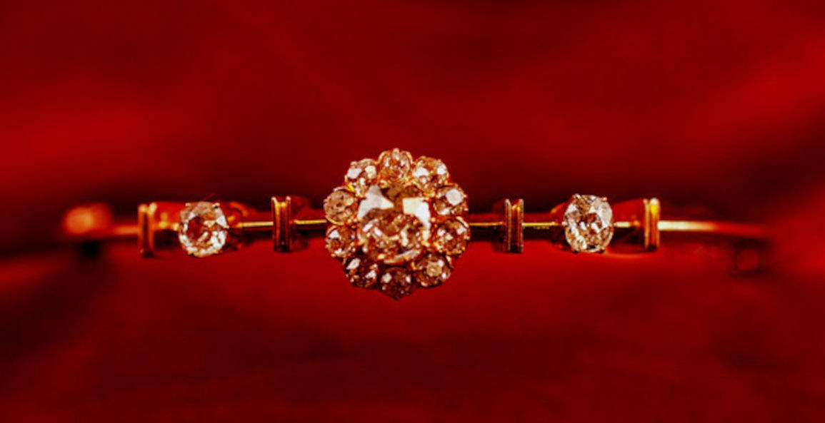 Schmuck, Kleidung und Identität: Eine Ausstellung in Domodossola erzählt von der Eleganz des Ossola zwischen dem 19. und 20. Jahrhundert