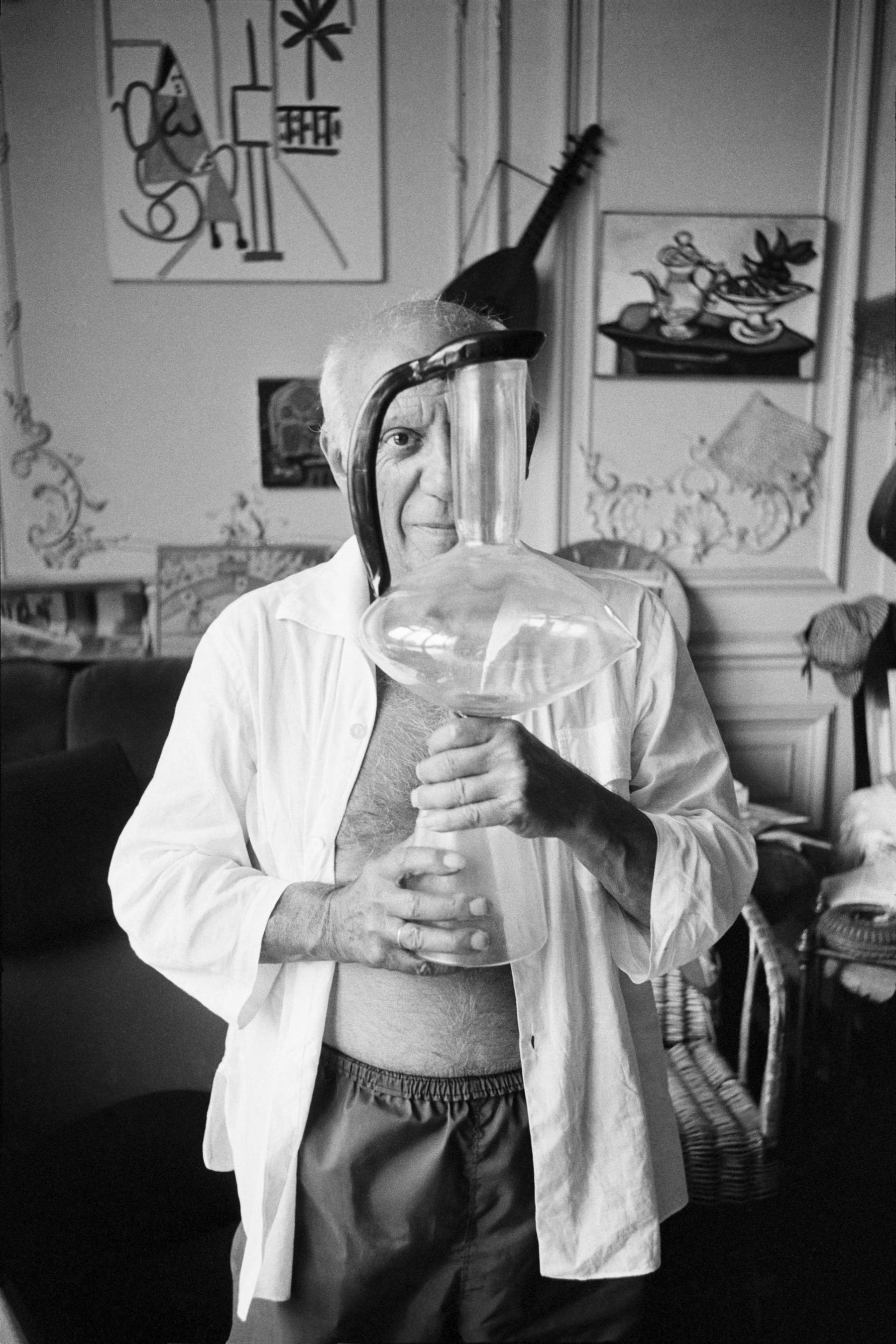 Pablo Picasso con Anfora preziosa (1959-1961) nella sua residenza La Californie, Cannes, 1961. Foto: Edward Quinn &copy; Edward Quinn, by SIAE 2026