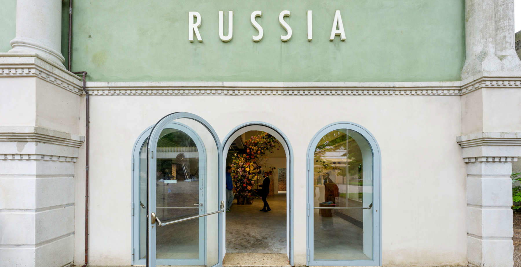 Die Europäische Kommission fordert die Streichung der Fördermittel für den russischen Pavillon auf der Biennale