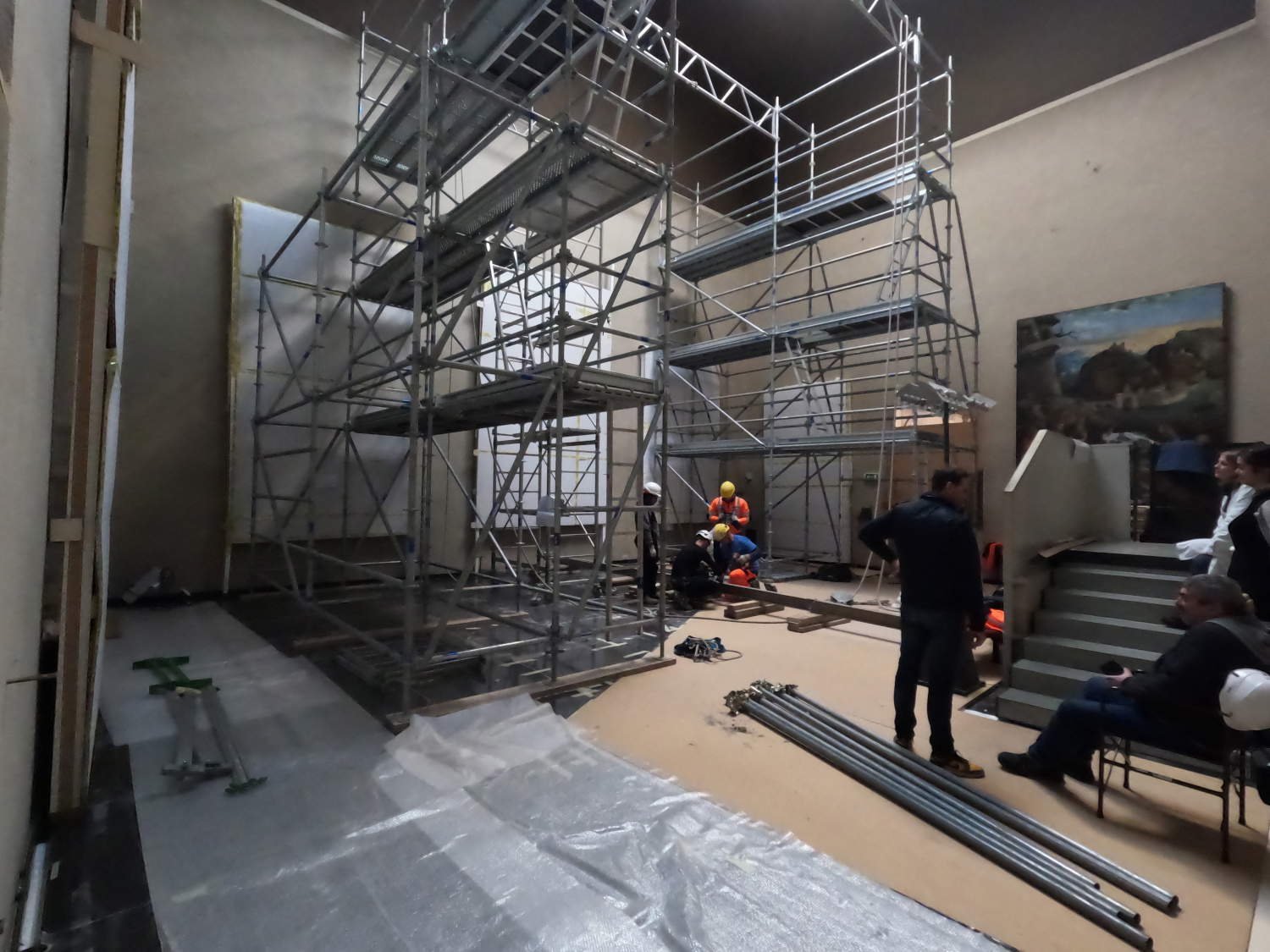 Die Konstruktion des Gerüsts für den Umgang mit dem San Giobbe-Altar. Foto von Matteo Panciera