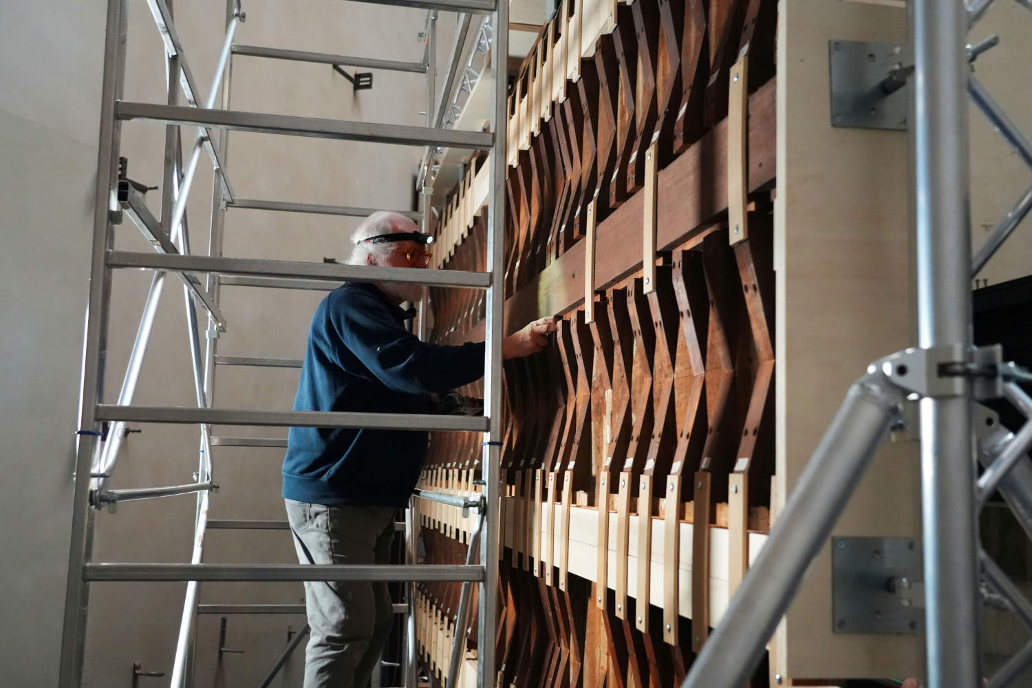 Restaurator RS bei der Arbeit an der hölzernen Stütze des Altars von San Giobbe. Foto von Matteo Panciera