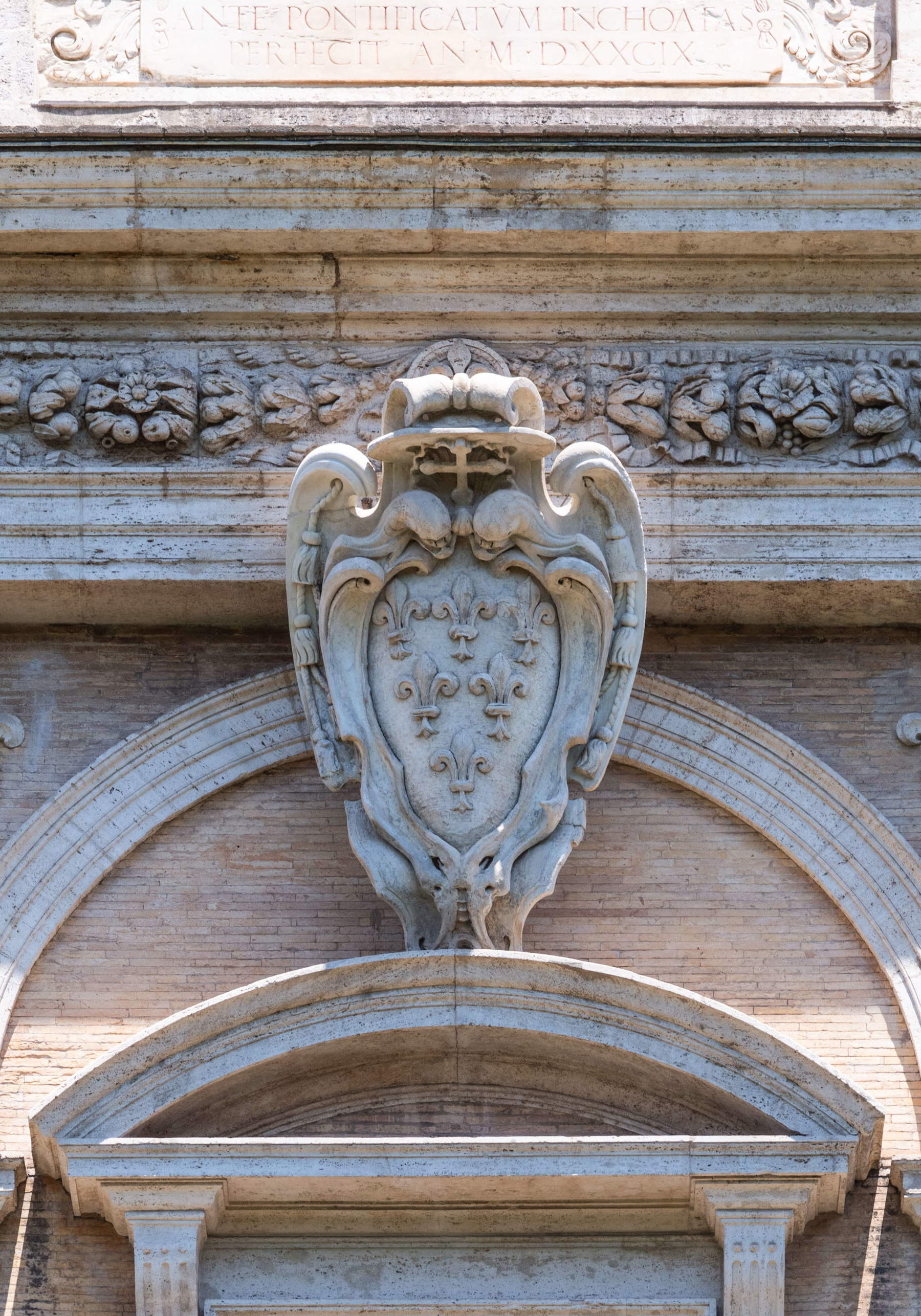 Palais Farnèse, blason de la façade arrière côté jardins, restauré (juillet 2026). Photo : Mauro Coen