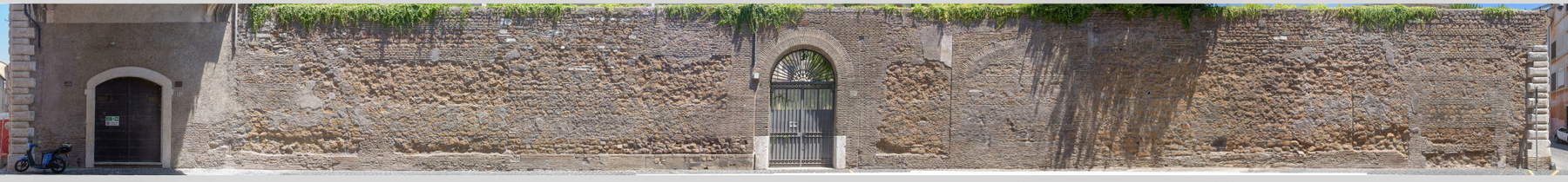Palais Farnèse, mur d'enceinte restauré côté via Giulia (juin 2026). Photo : Mauro Coen