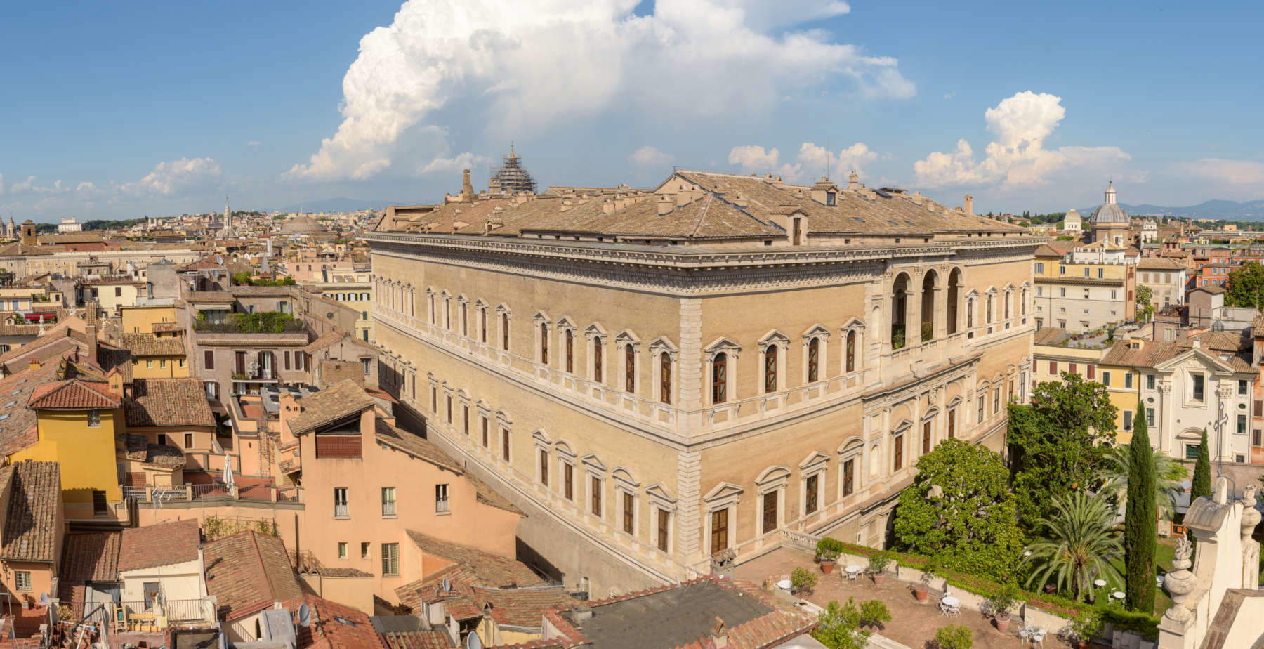 Rome : la restauration du palais Farnèse est terminée ; les façades et les toits brillent de mille feux