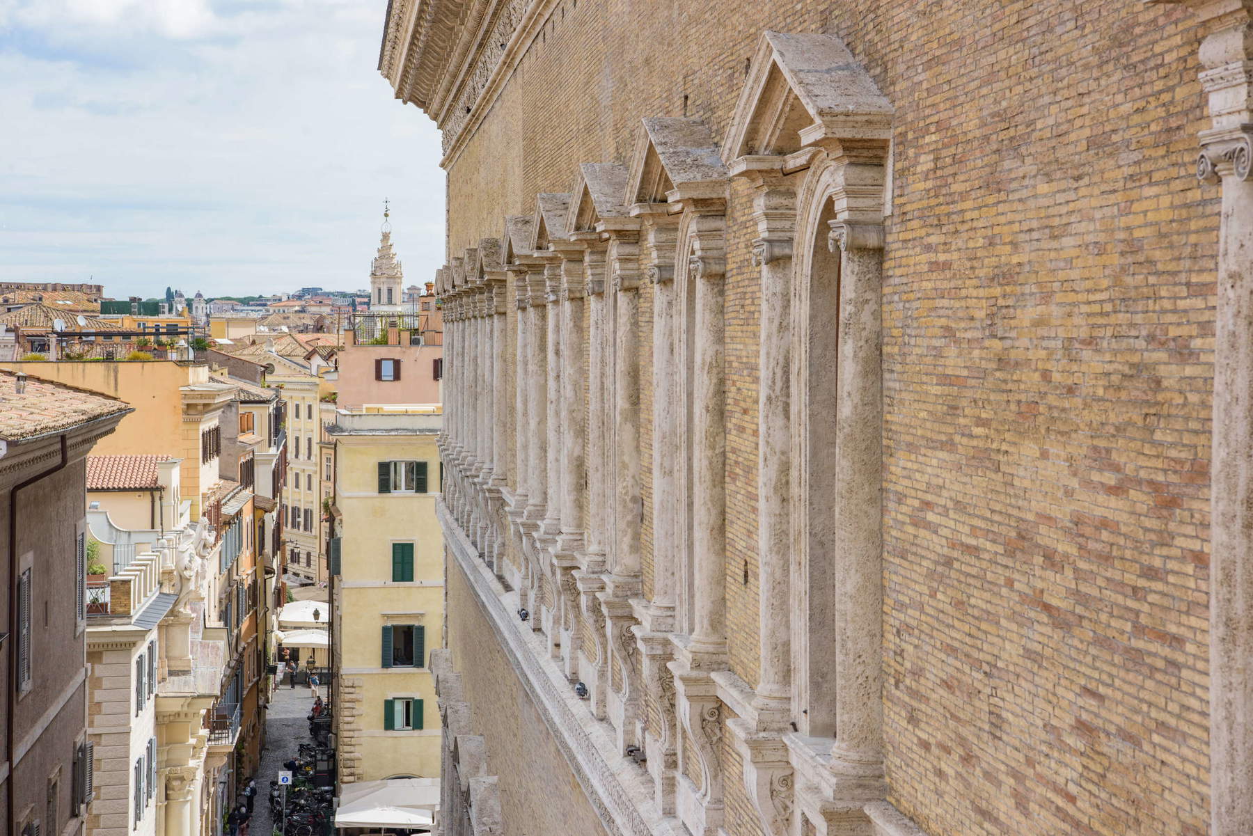 Palais Farnèse, vue de la façade nord restaurée avec l'église Saint-Ivo-alla-Sapienza en perspective (juin 2026). Photo : Mauro Coen