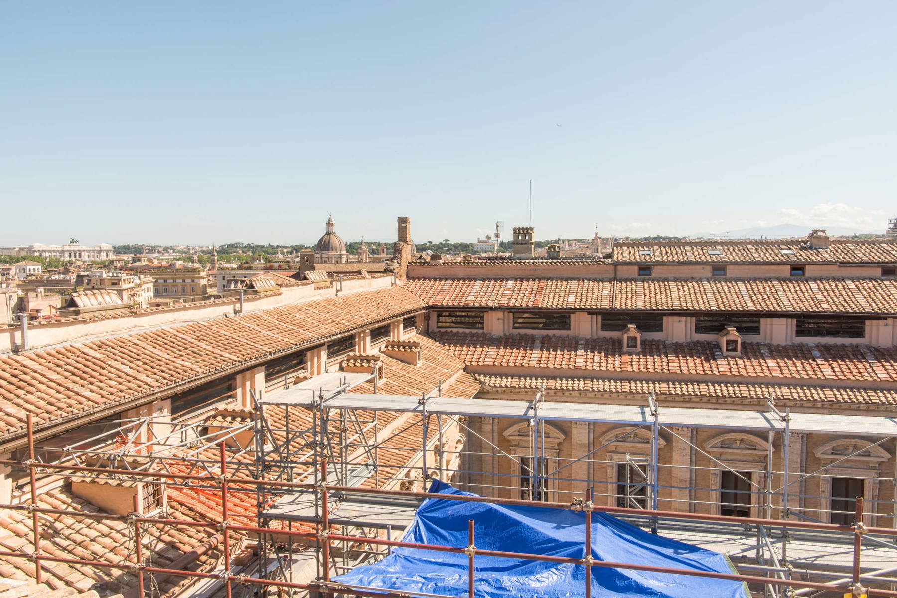 Palais Farnèse, travaux en cours sur les toitures des ailes nord et est, côté cour (juin 2026), vue panoramique. Photo : Mauro Coen
