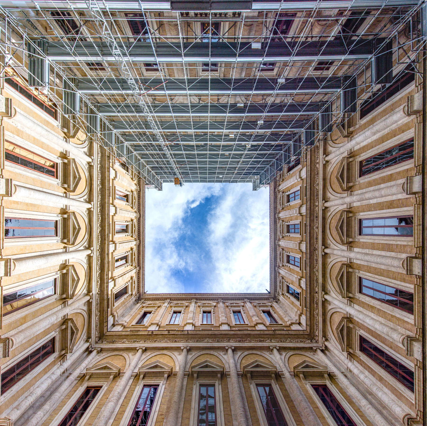 Palais Farnèse, cour en cours de travaux avec des échafaudages sur l'aile ouest (juin 2026). Photo : Mauro Coen