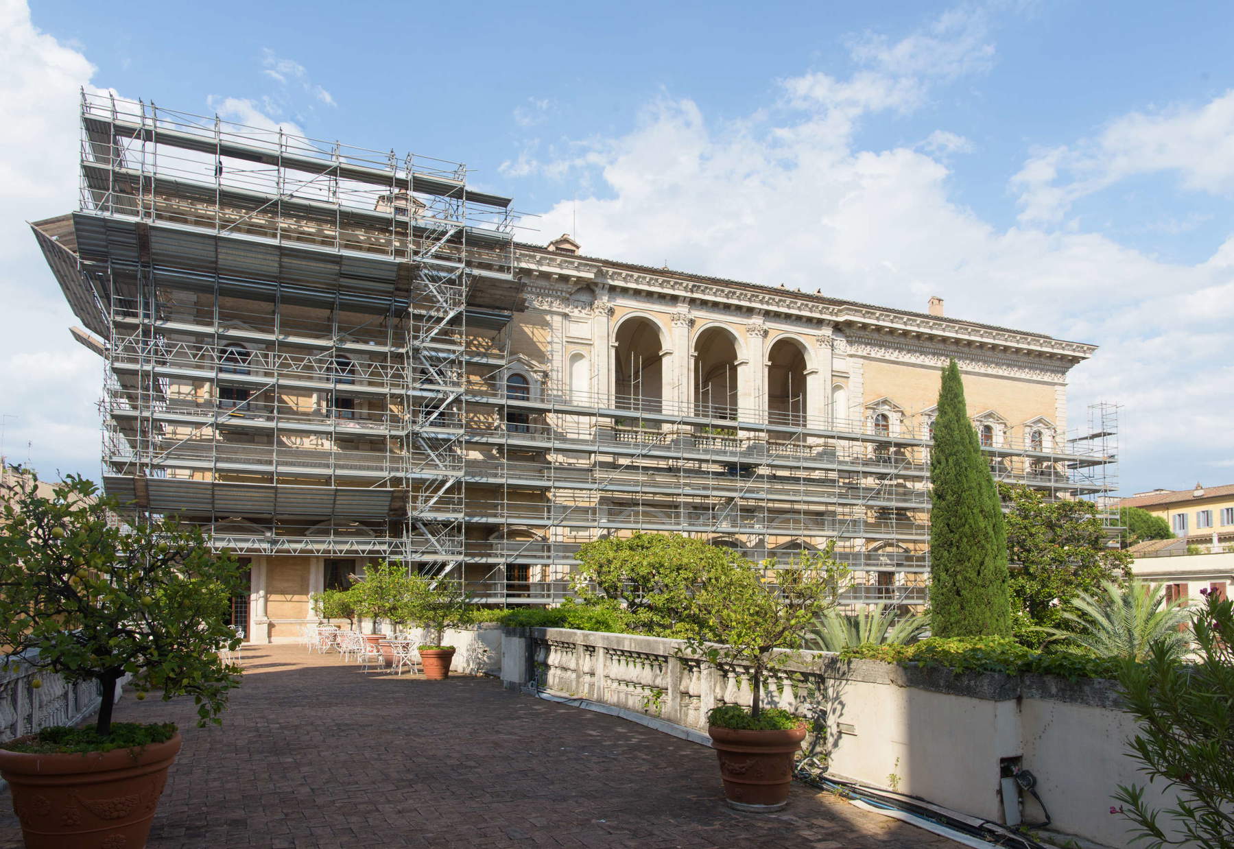 Palais Farnèse, façade arrière côté jardin lors du démontage des échafaudages (mai 2026). Photo : Mauro Coen