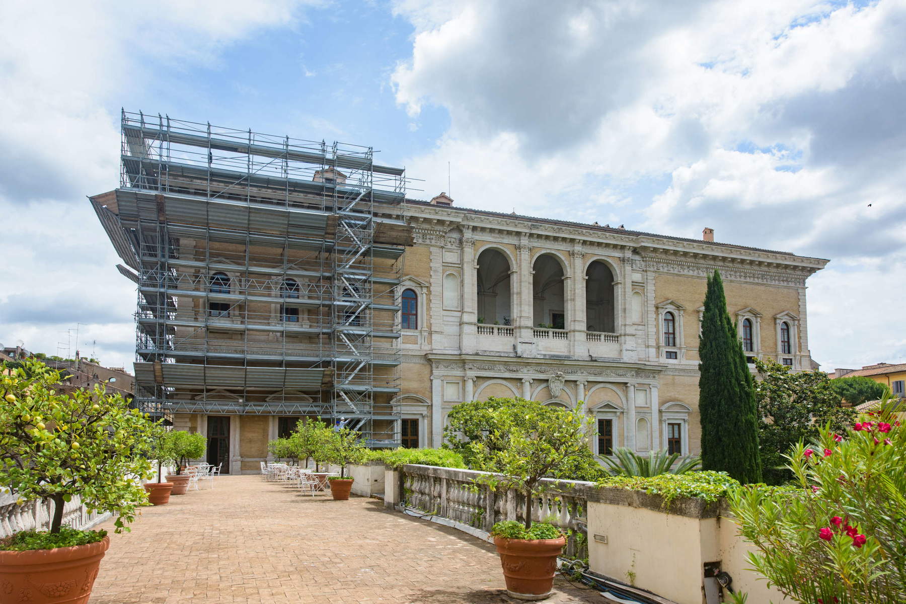 Palais Farnèse, façade côté jardins pendant le démontage des échafaudages (juin 2026), vue panoramique. Photo : Mauro Coen