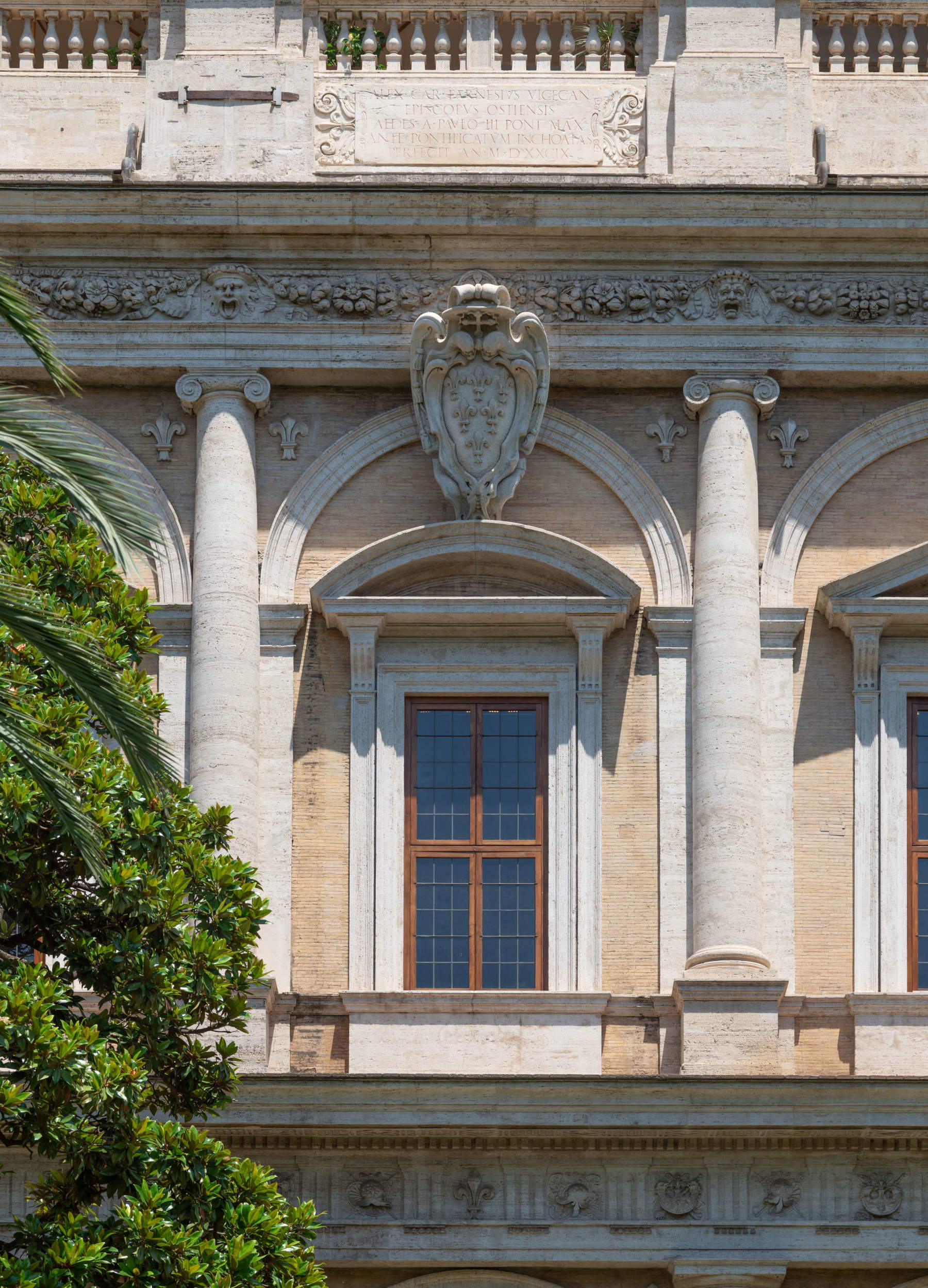 Palais Farnèse, blason de la façade arrière côté jardins, restauré (juillet 2026). Photo : Mauro Coen