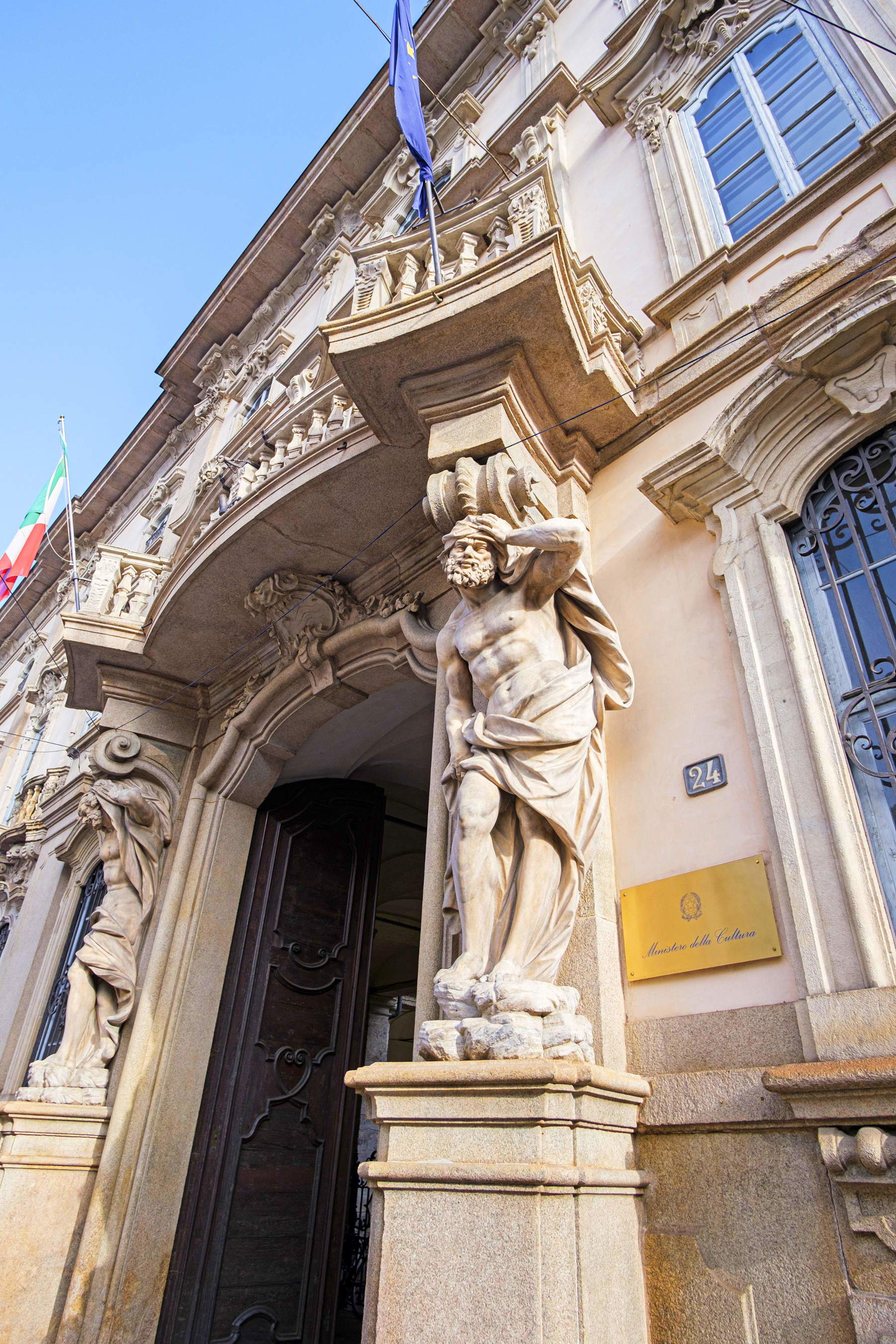 Einer der Telamonen, die an der von Bartolomeo Bolli geschaffenen Fassade des Palazzo Litta aus dem 18. Jahrhundert am Corso Magenta angebracht sind, &copy; Roberto Morelli mit freundlicher Genehmigung des Kulturministeriums