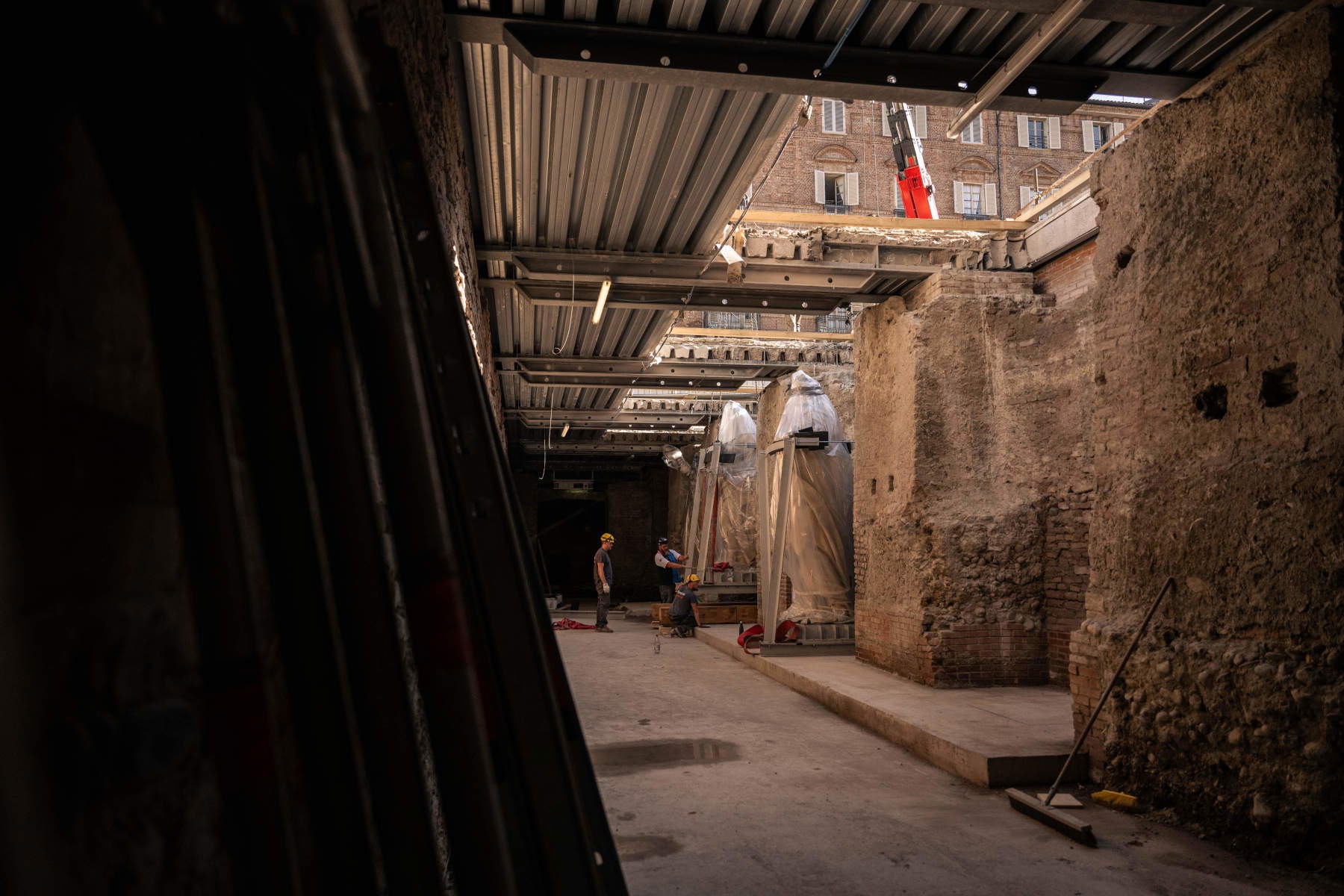 The four large allegorical statues are being placed in the Carlo Emanuele I Gallery of Palazzo Madama. Photo: Alessio Bergadano