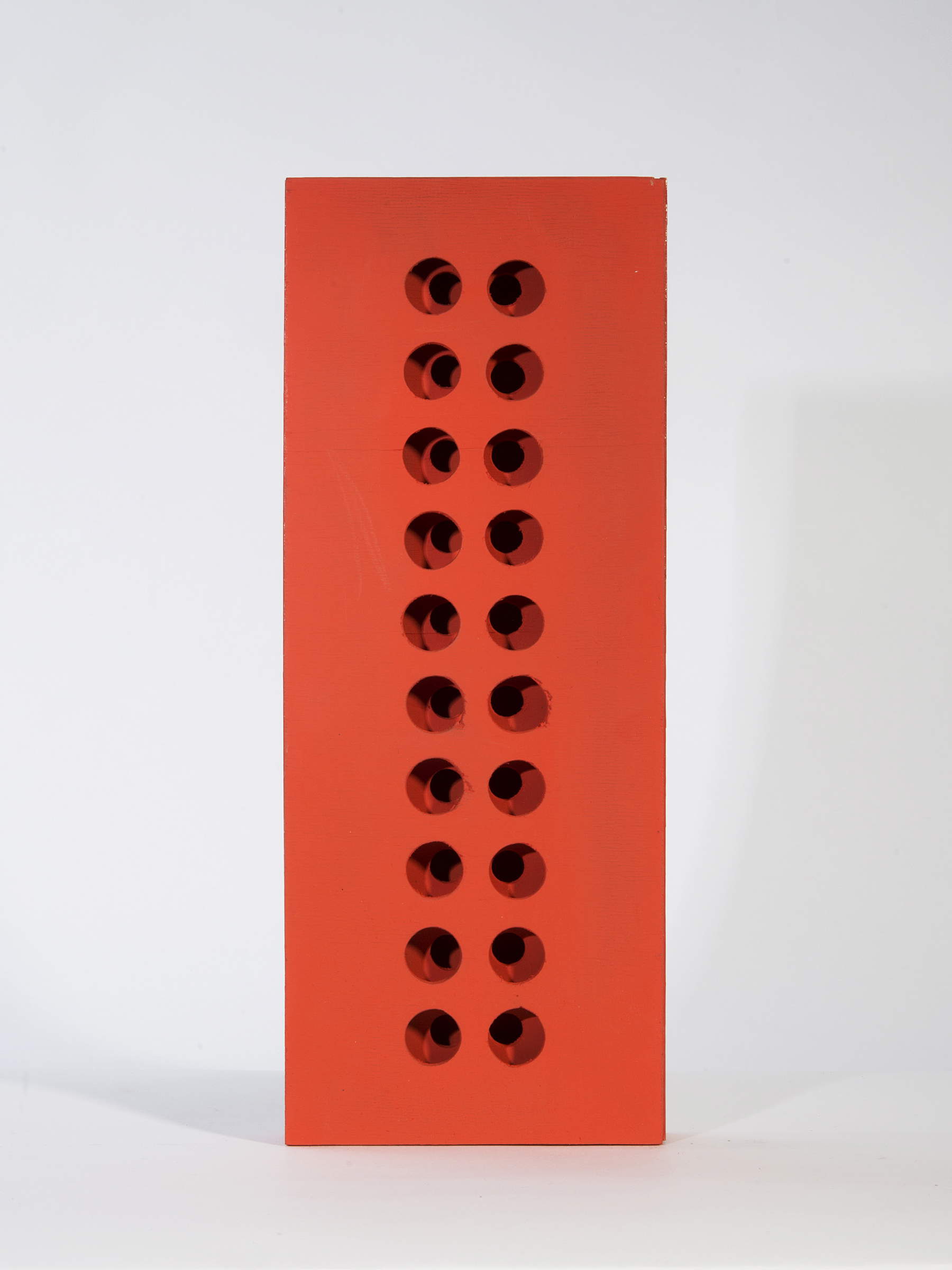 Paolo Scheggi, Estructura modular (1967; tres láminas troqueladas de madera pintada de rojo, superpuestas, 35 x 14 x 3,5 cm)