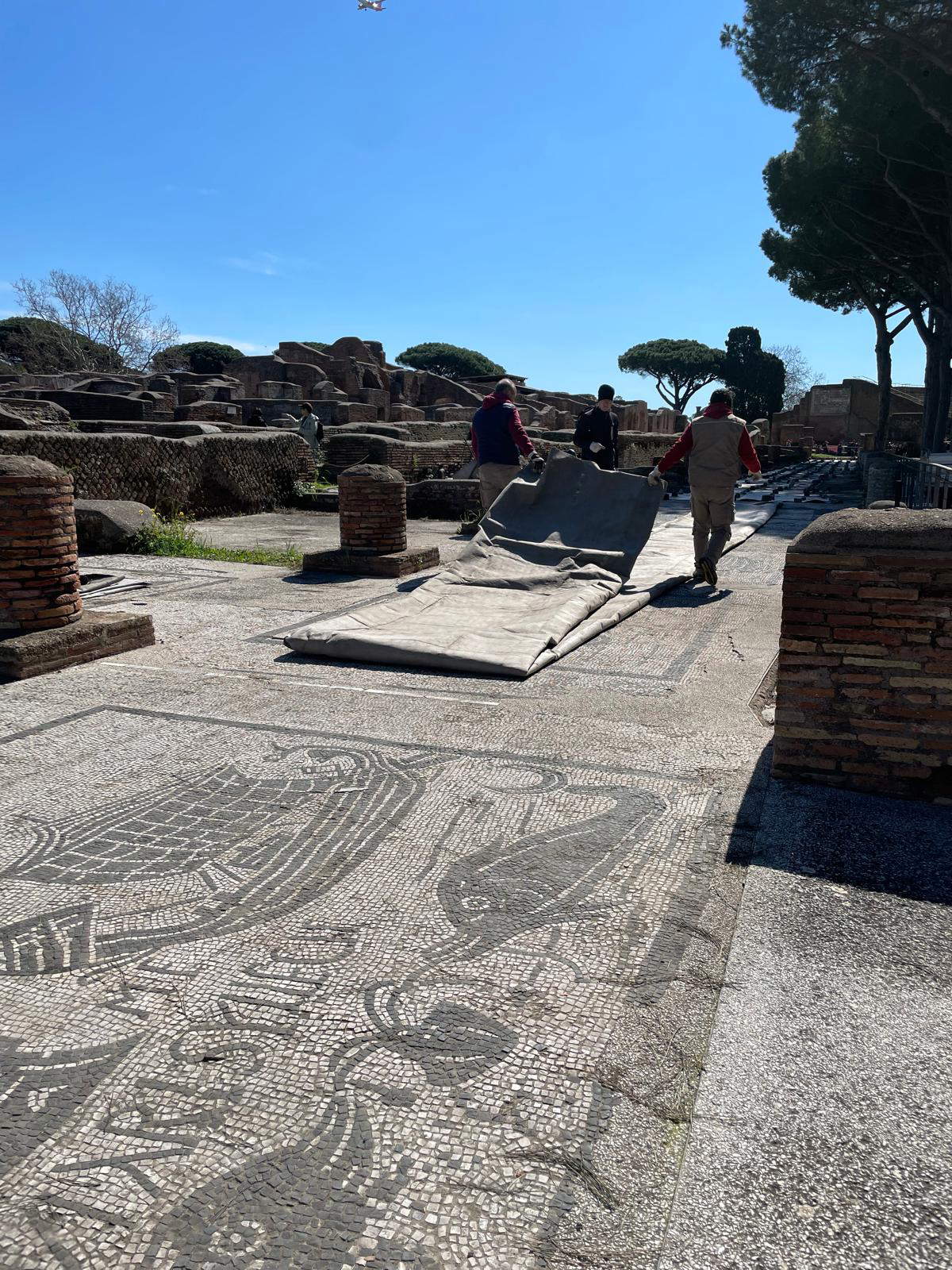 Der Piazzale delle Corporazioni. Foto: Ministerium für Kultur - Archäologischer Park Ostia Antica
