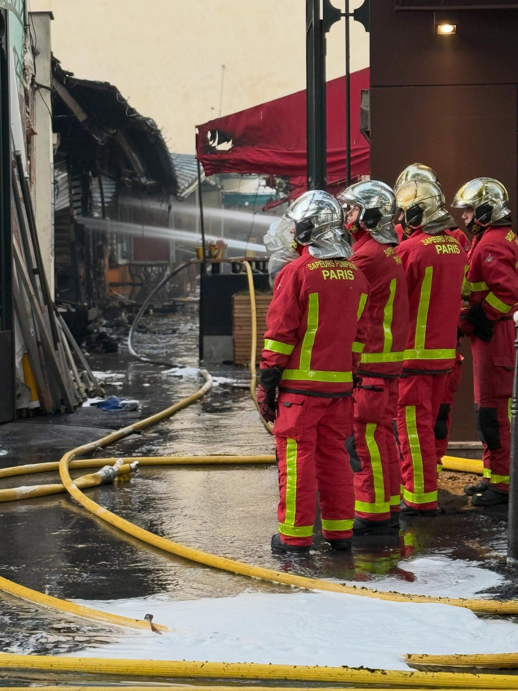 I pompieri spengono l&rsquo;incendio che ha colpito il March&eacute; des Enfants-Rouges. Foto: Profilo Ig - Ariel Weil