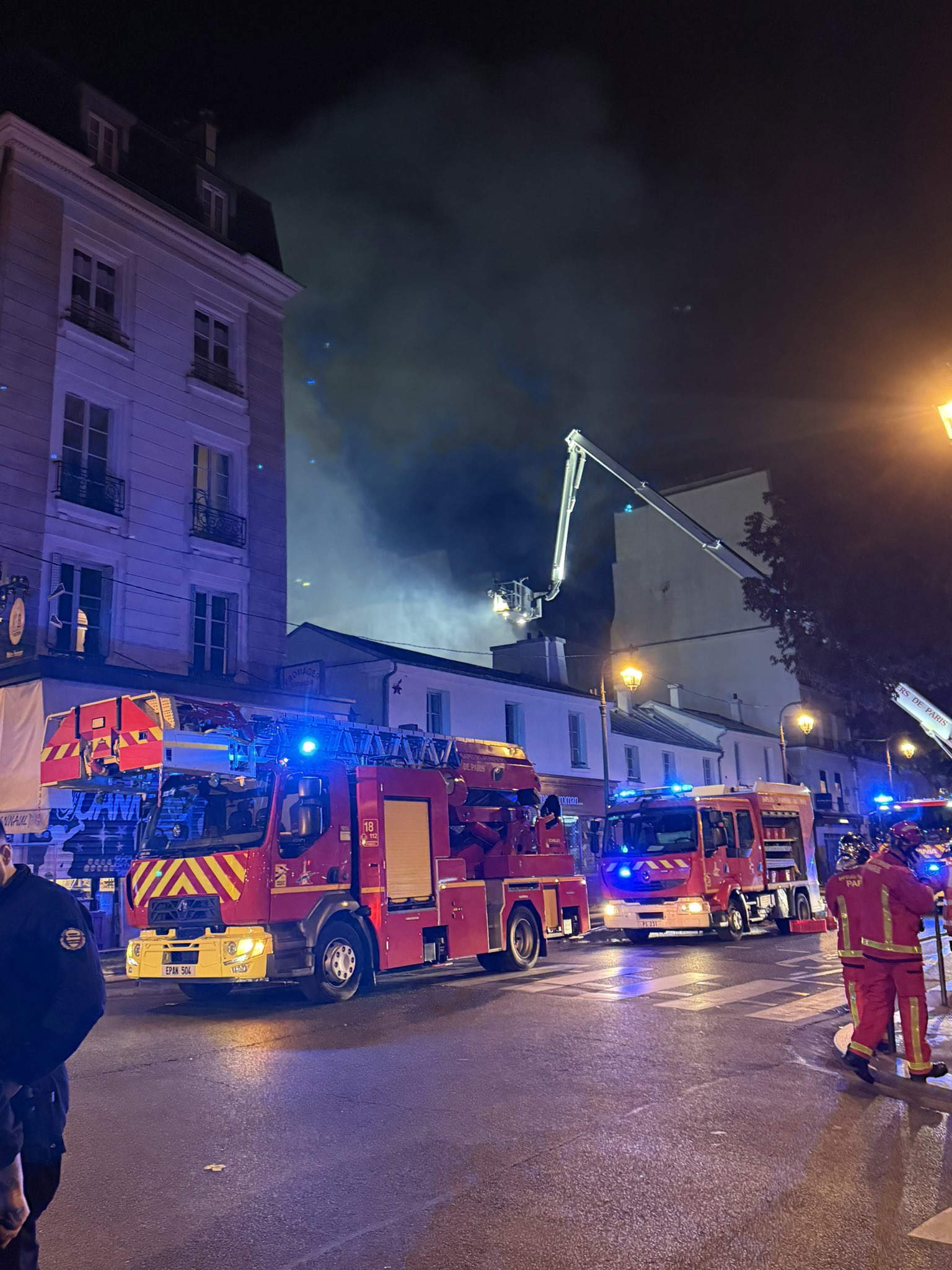 I pompieri spengono l&rsquo;incendio che ha colpito il March&eacute; des Enfants-Rouges. Foto: Profilo X - Ariel Weil
