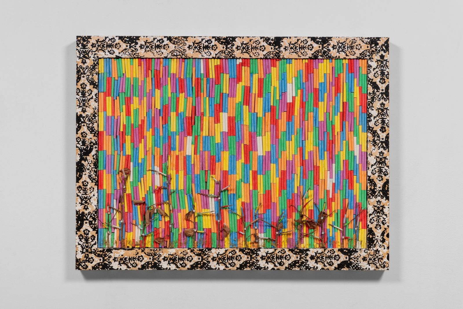 Pascale Marthine Tayou Pequeña tiza B (2015; Tiza y hojas muertas sobre madera, 87 x 116 x 6 cm) Cortesía del artista GALLERIA CONTINUA. Derechos de autor: &copy; ADAGP, París. Foto: Paul Hennebelle