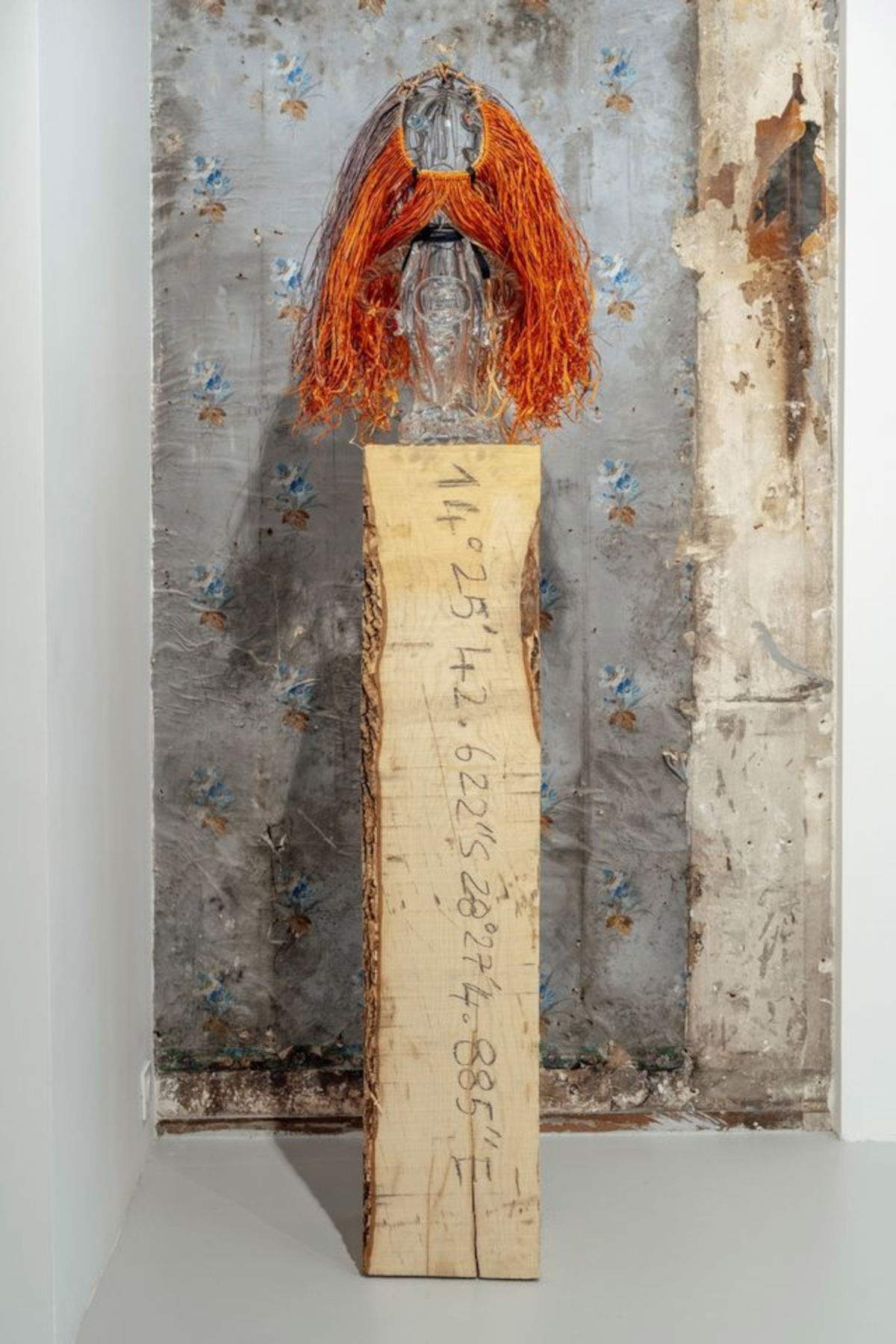 Pascale Marthine Tayou Poup&eacute;e Pascale (2019; cristal y t&eacute;cnica mixta, 63 x 50 x 30 cm) Cortesía de la artista GALLERIA CONTINUA. Copyright: &copy; ADAGP, París