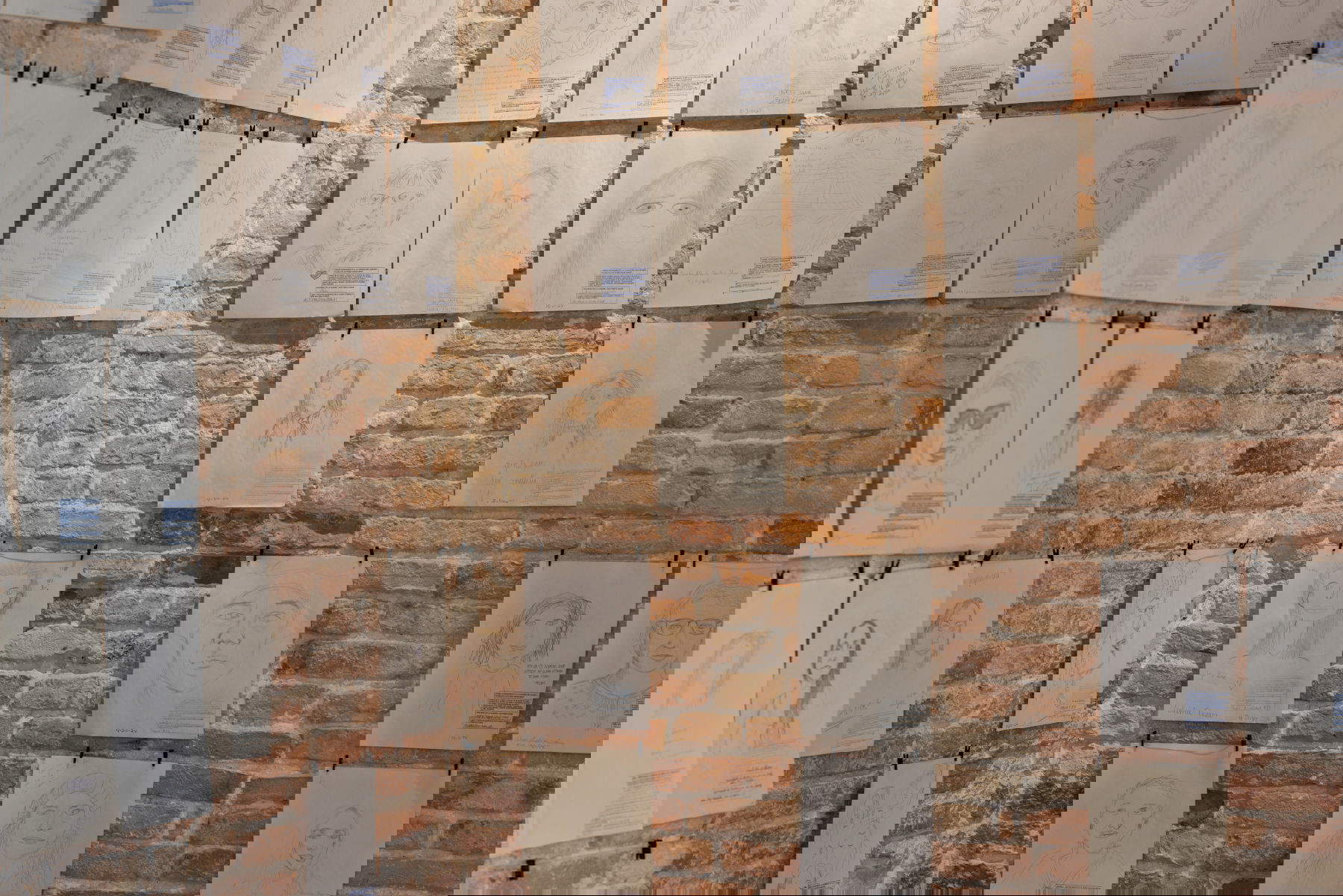 Paulo Nazareth, MAMA - Monumento &agrave; m&atilde;e do mundo | Monument to the World's Mother (Detail) (2023/2026), mit freundlicher Genehmigung des Künstlers. Installationsansicht der Ausstellung Paulo Nazareth. Algebra (2026; Venedig, Punta della Dogana). Foto: Jacopo Salvi &copy; Palazzo Grassi, Sammlung Pinault.