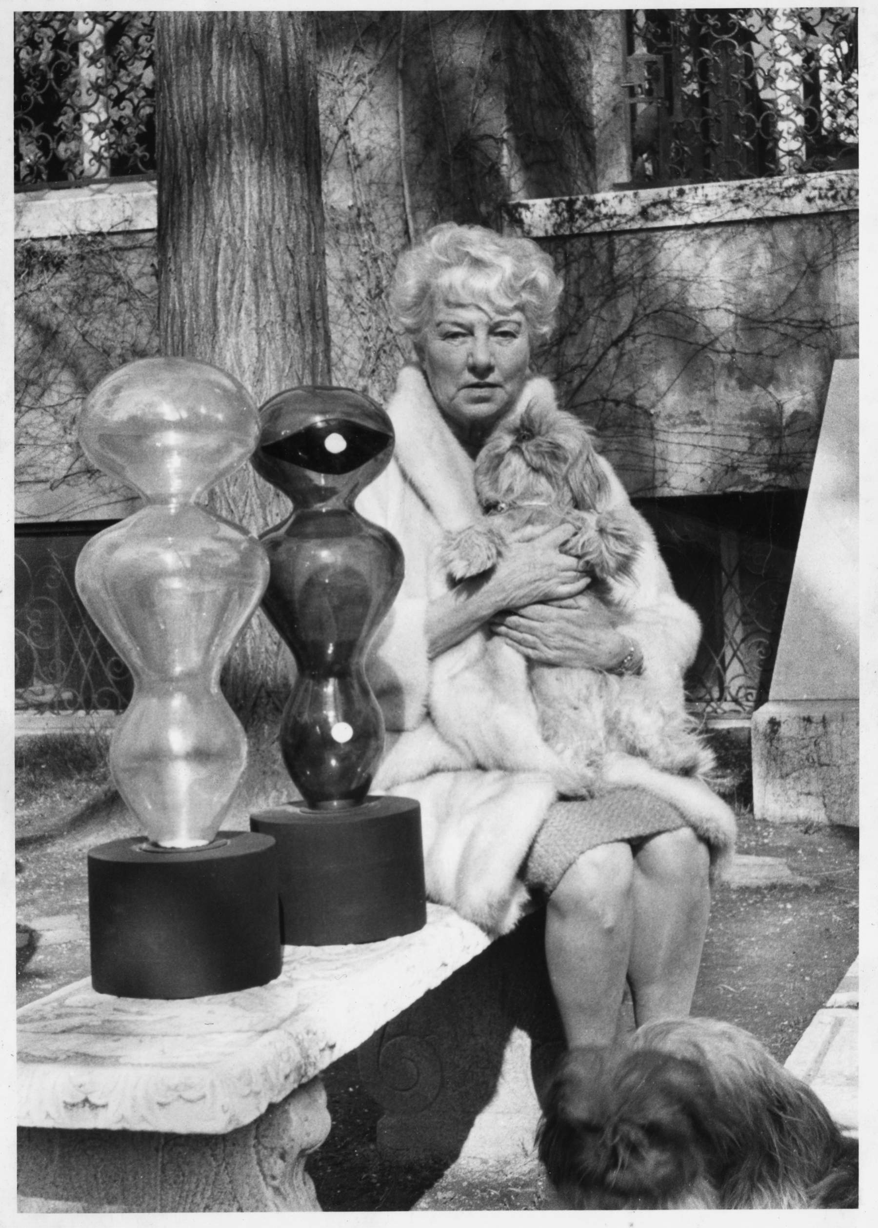 Peggy Guggenheim nel giardino di Palazzo Venieri dei Leoni con Jean (Hans) Arp, Gli sposi (1964), Venezia, 1965 circa &copy; Archivio Fucina degli Angeli, Venezia, by SIAE 2026