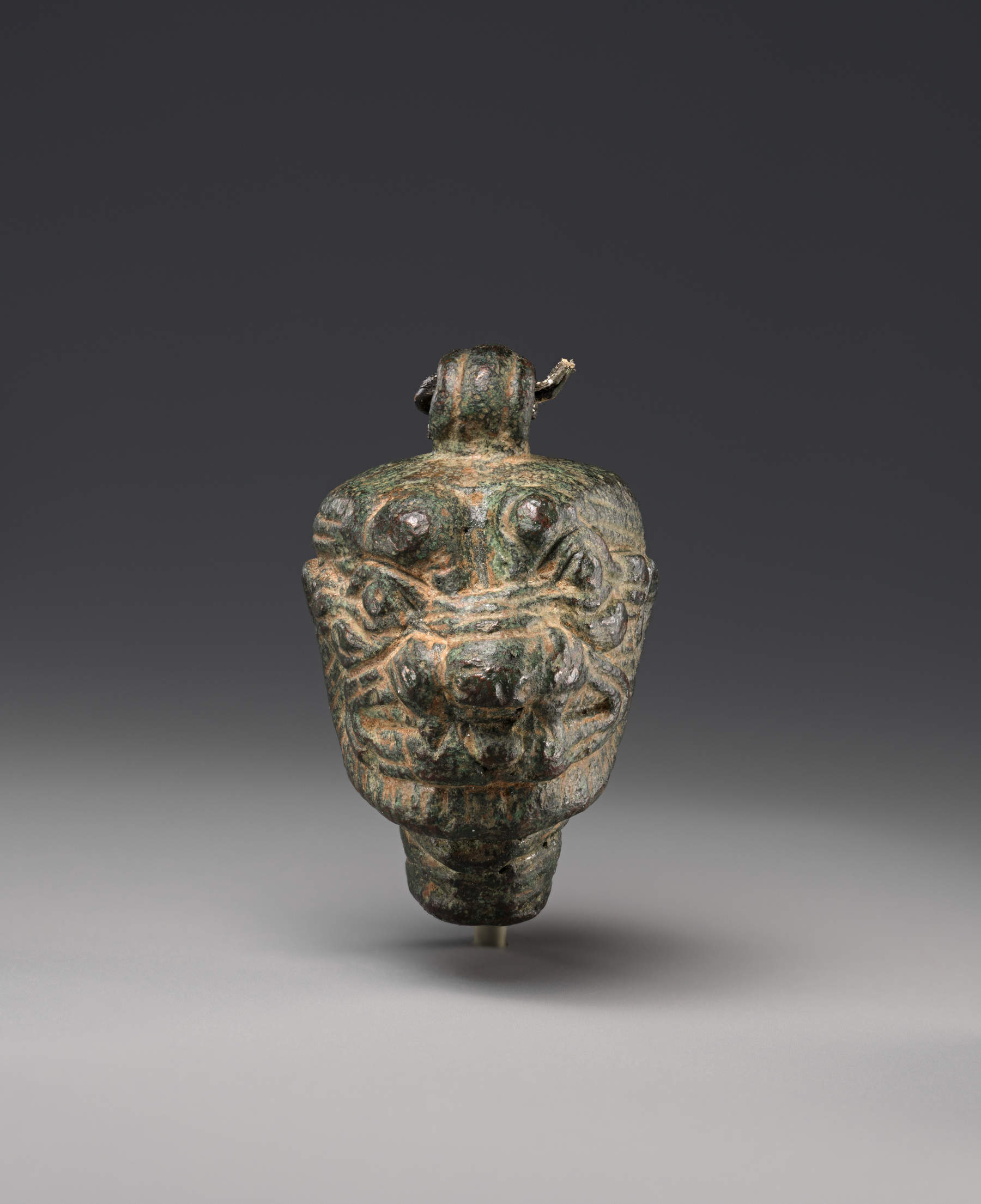 Mesopotamische Kunst, Anhänger mit dem Kopf des Pazuzu (8.–7. Jahrhundert v. Chr.; Bronze, 4,3 &times; 2,65 &times; 2,65 cm; New York, Metropolitan Museum)