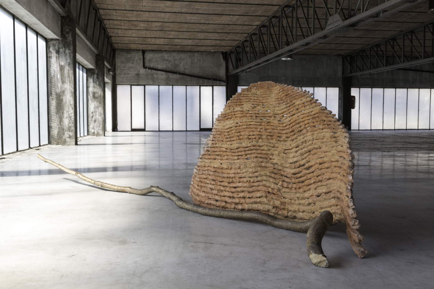 Giuseppe Penone, „Struttura del tempo“ (1992; Terrakotta, Holz, 70 x 140 x 315 cm). Foto &copy; Archivio Penone