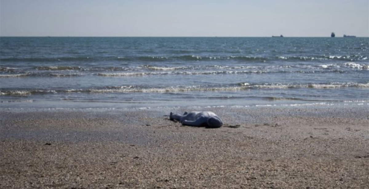 Naked and lying on the beach at Venice Lido: they thought he was a corpse, he was an artist
