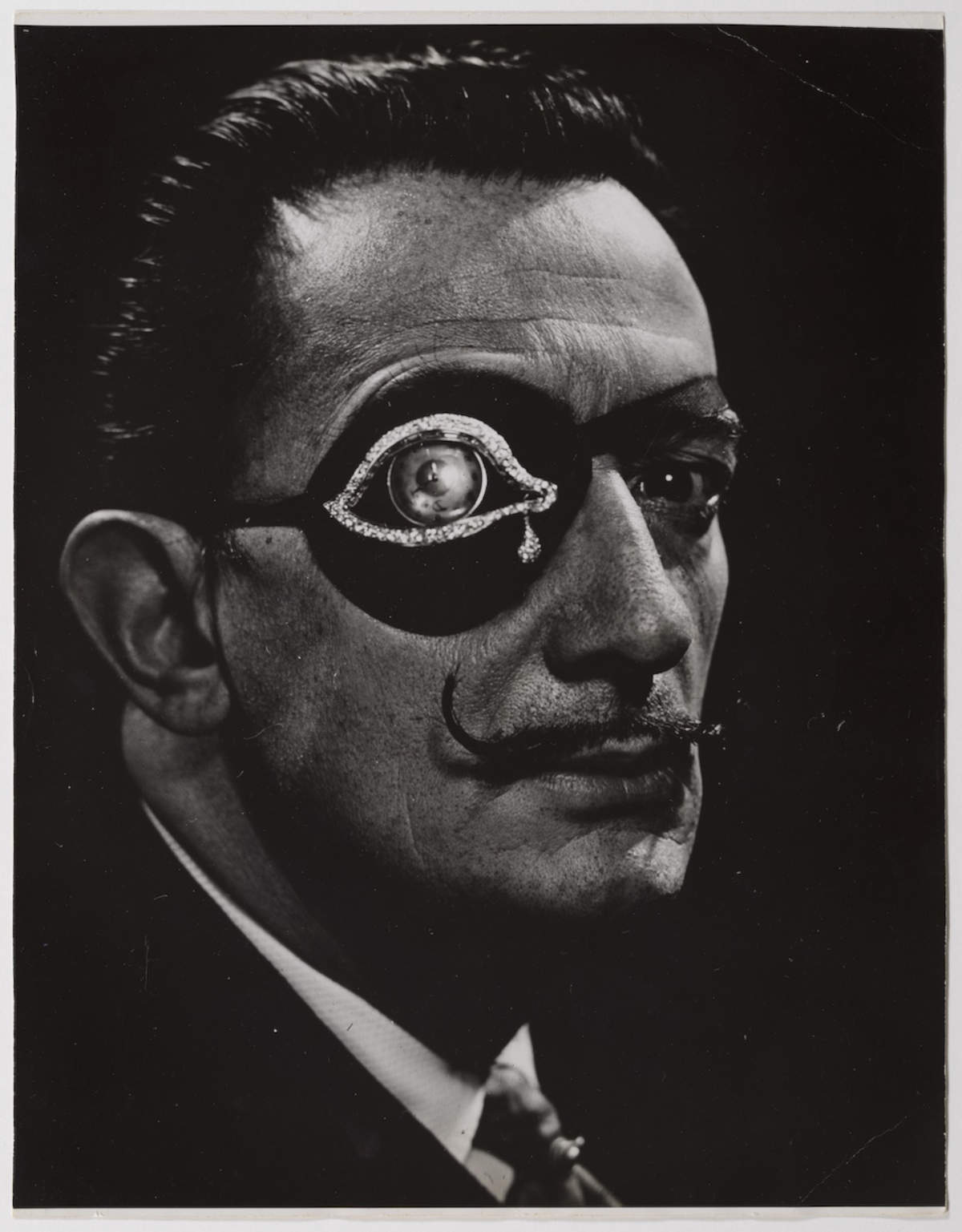 Philippe Halsman, Salvador Dal&iacute; portant la broche-montre « L&rsquo;Œil du temps » (vers 1956 ; tirage photographique vintage au sel d&rsquo;argent, 35,2 x 27 cm, Fundaci&oacute; Gala-Salvador Dal&iacute;, Figueres) Photo : Philippe Halsman &copy; Succession Philippe Halsman 2026 &copy; Salvador Dal&iacute;, Fundaci&oacute; Gala-Salvador Dal&iacute;, Figueres, 202