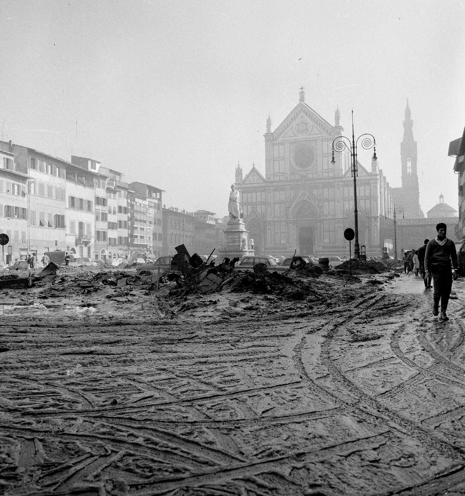Piazza Santa Croce e il monumento di Dante, Kunsthistorisches Institut in Florenz &ndash; Max-Planck-Institut. Fotografo: Ivo Bazzechi