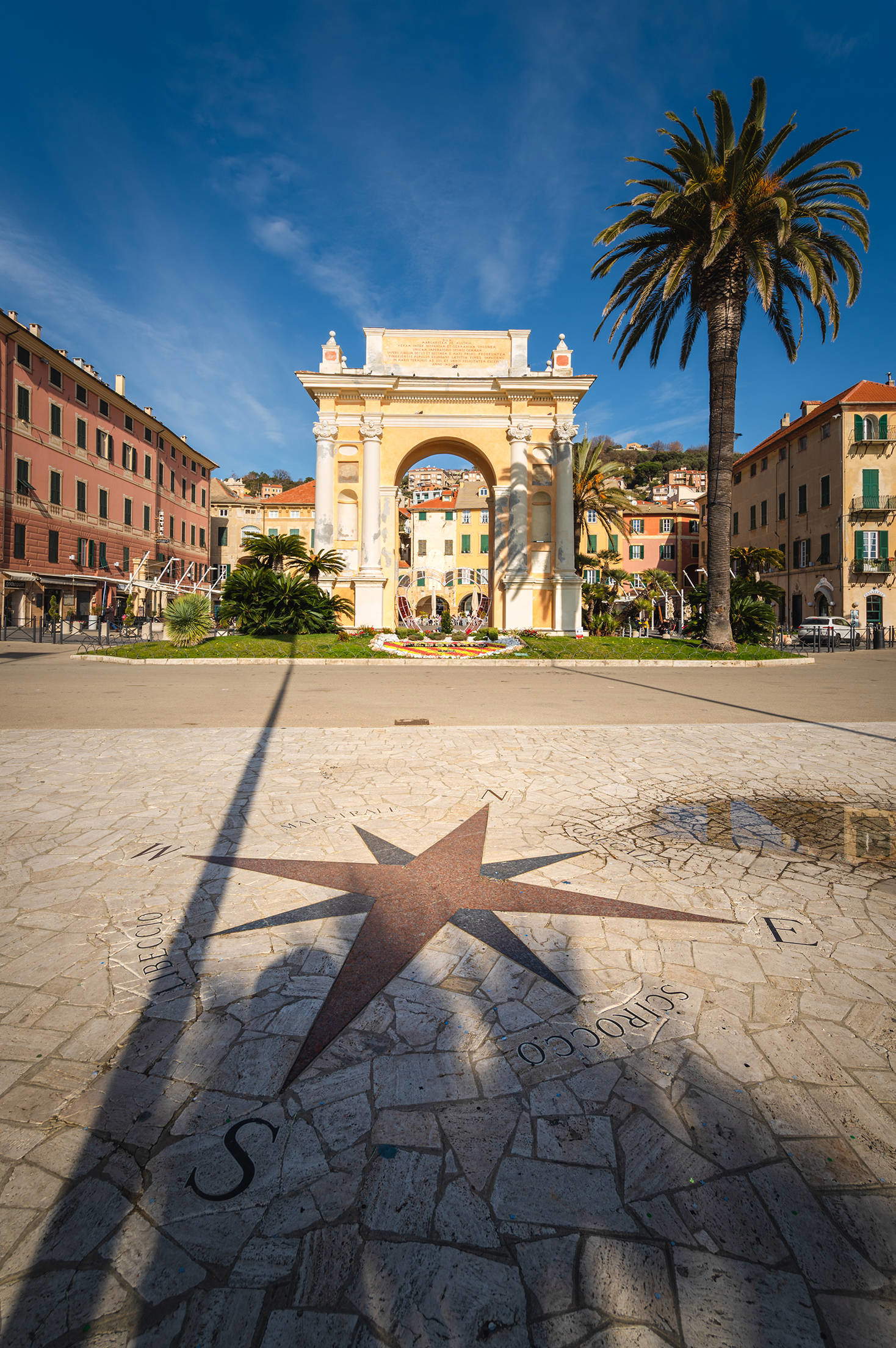 Piazza Vittorio Emanuele II con l'Arco Margherita di Spagna, Finalmarina. Crediti Fotografici: Archivio&nbsp;Finale&nbsp;Ligure | Studiowiki | Foto: Davide&nbsp;Busetto