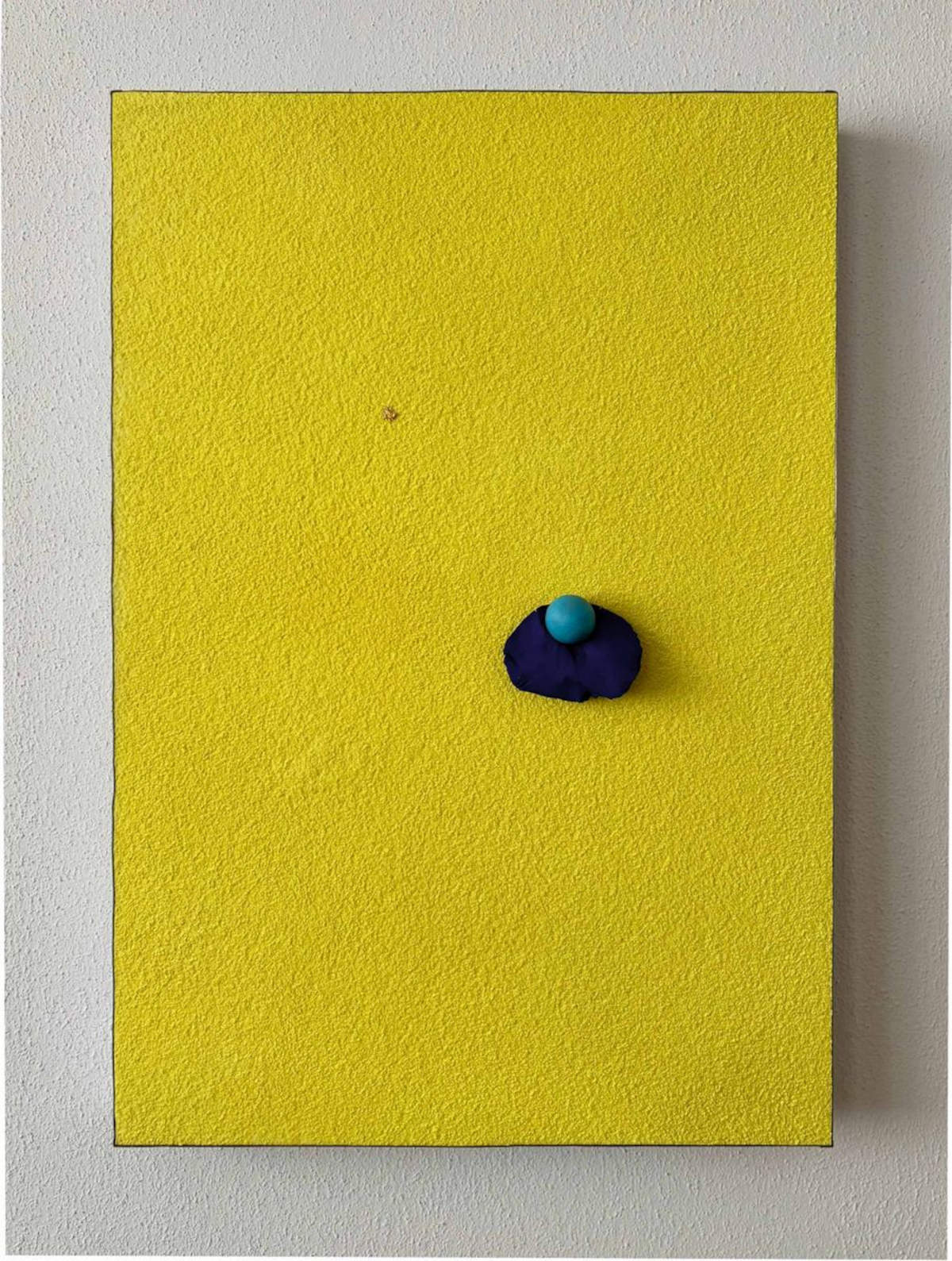 Pier Paolo Calzolari, Ohne Titel (2025; Salz, Pigment, Holz, stabilisiertes Rosenblatt, Gold, Blei, 56 &times; 38 &times; 8 cm)