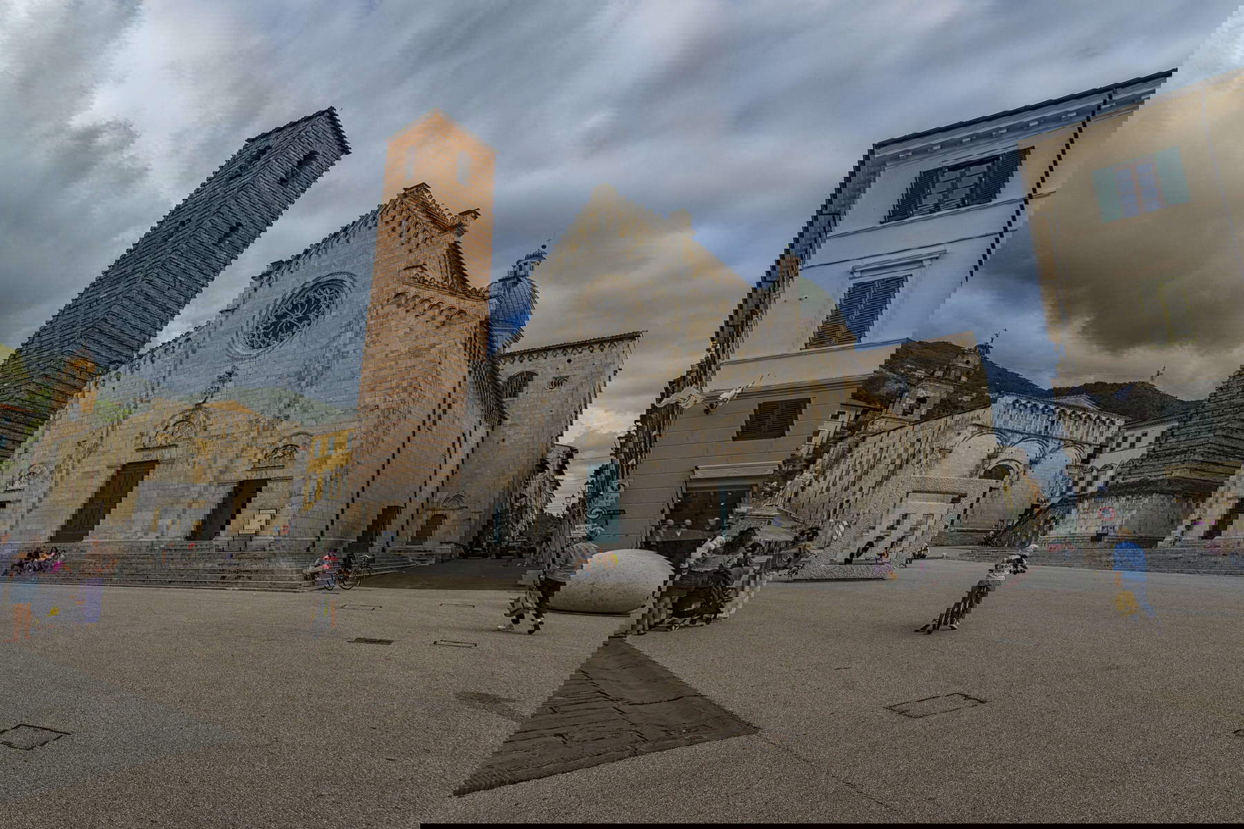 Pietrasanta, Piazza Duomo con le opere di Kan Yasuda (2025). Foto: Walter Sgado