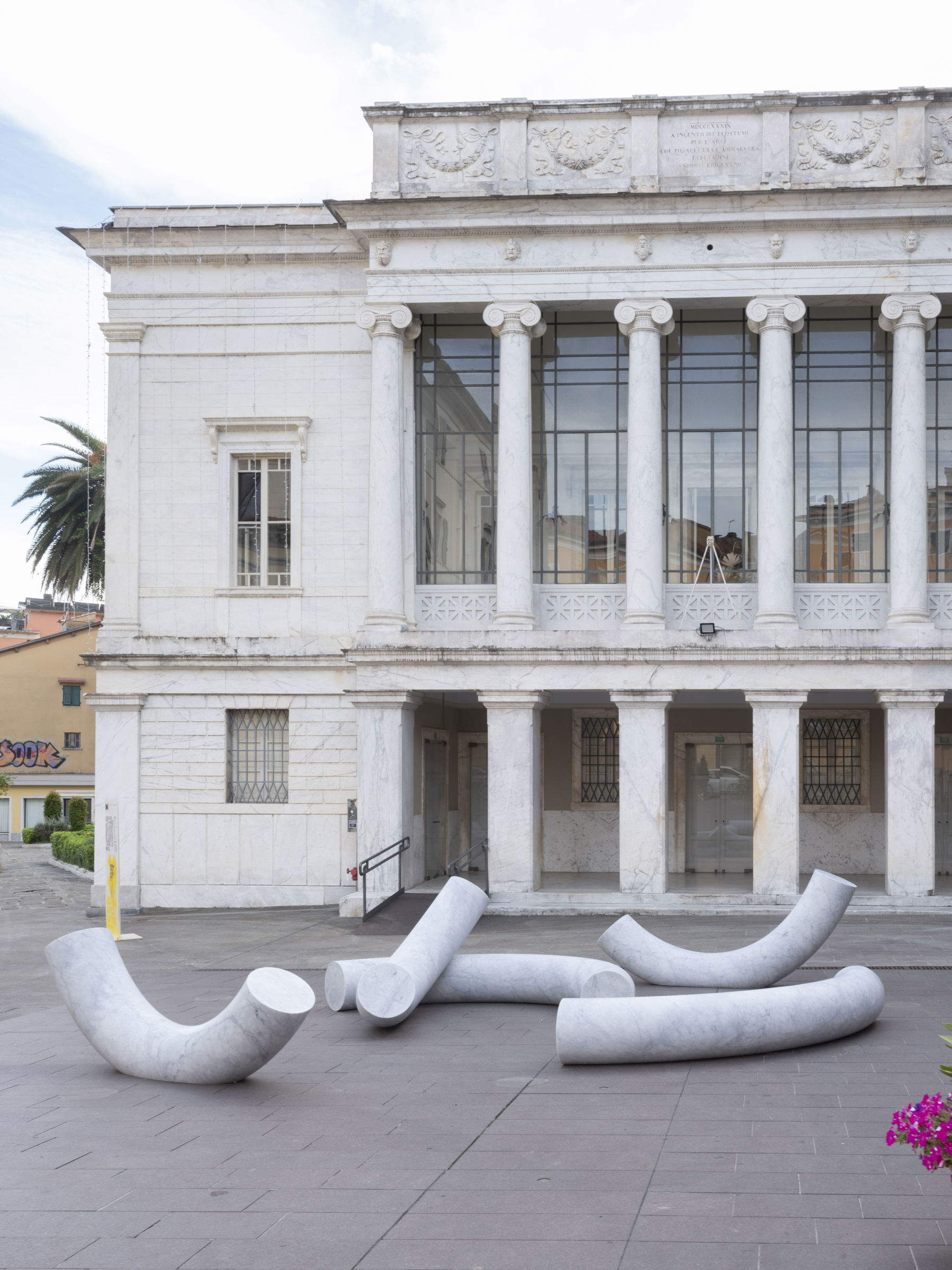 Pietro Franceschini und Arthur Vallin, Ewiges Fragment - Weißer Carrara 2026. Foto: Nicola Gnesi
