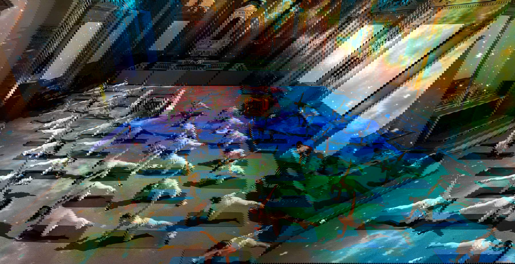 Pilates in einer Kirche aus dem 12. Jahrhundert in Florenz