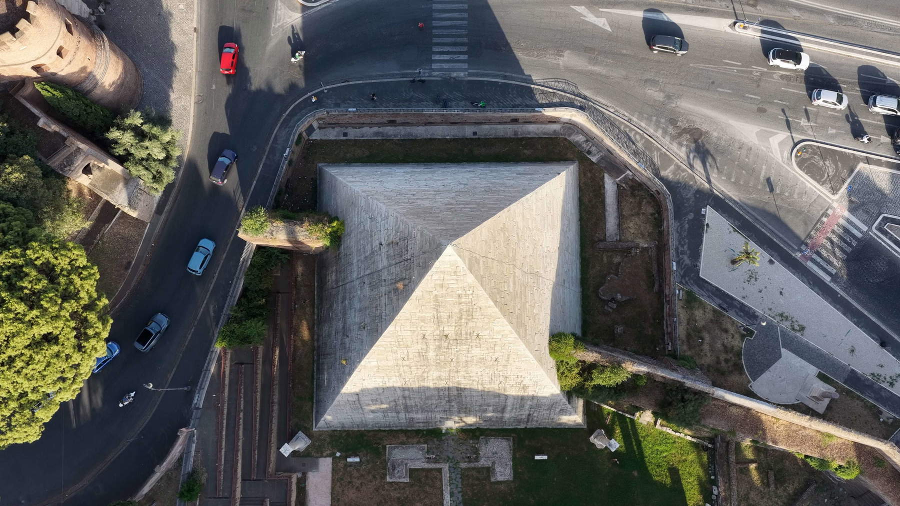 Piramide Cestia. Foto: Fabio Caricchia