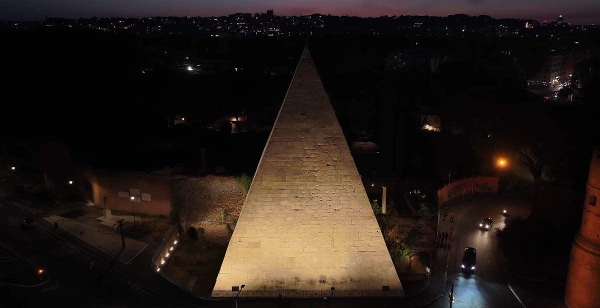 La Pyramide de Cestius rouvre ses portes après trois ans, dotée d'un nouvel éclairage