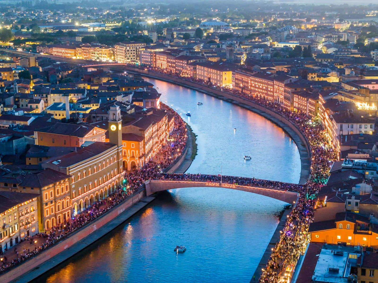 Pisa dall'alto durante la Luminara di San Ranieri. Foto: Comune di Pisa