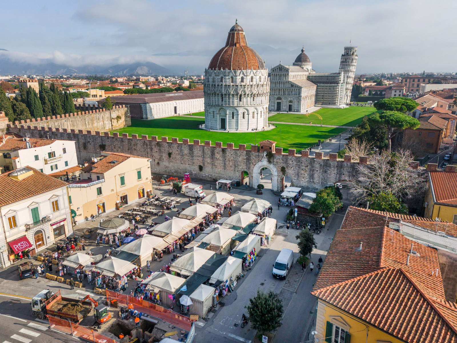 Piazza Manin avec les étals, avant l'intervention. Photo : Fabio Muzzi / Municipalité de Pise