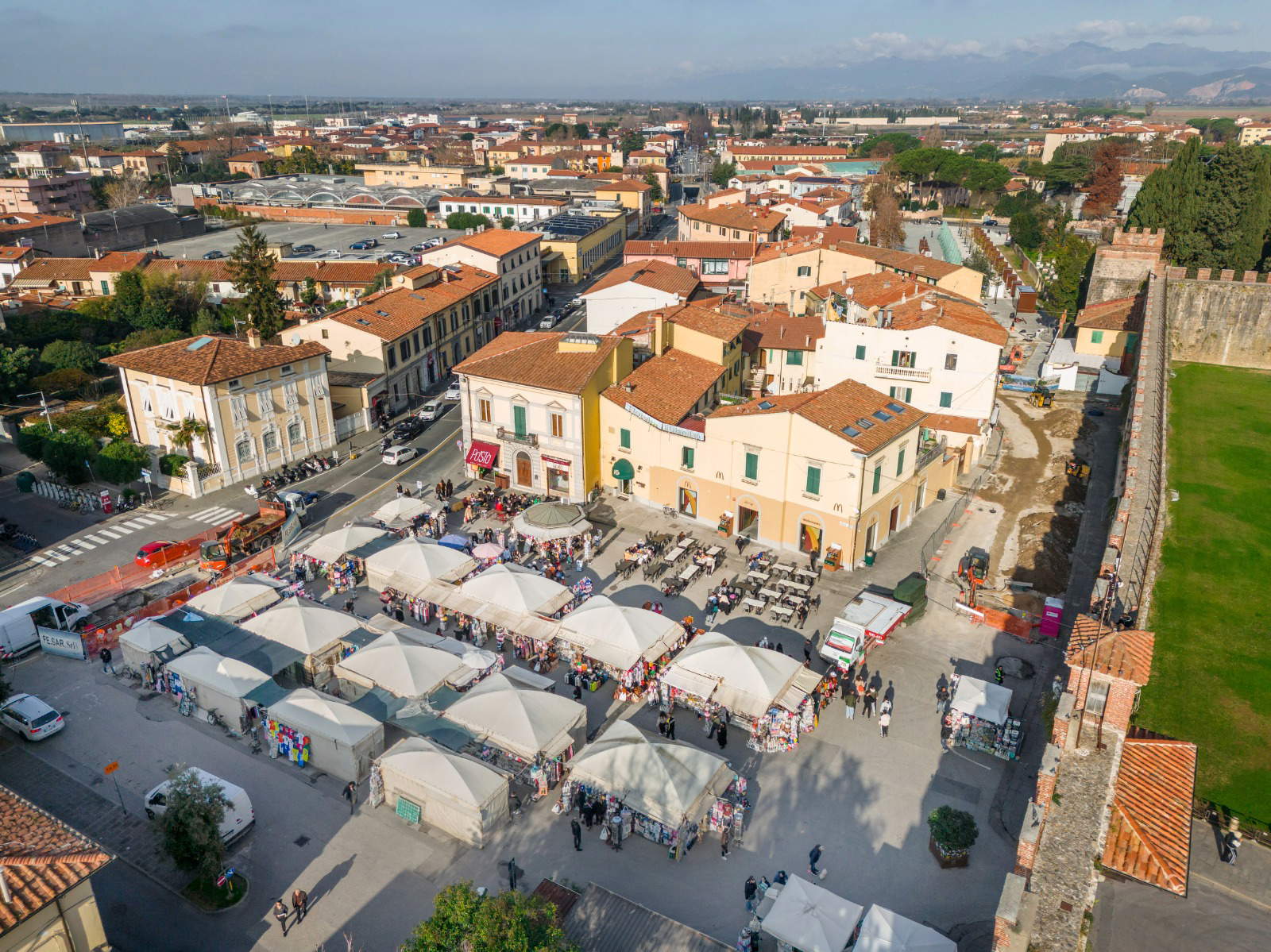 Piazza Manin avec les étals, avant l'intervention. Photo : Fabio Muzzi / Municipalité de Pise
