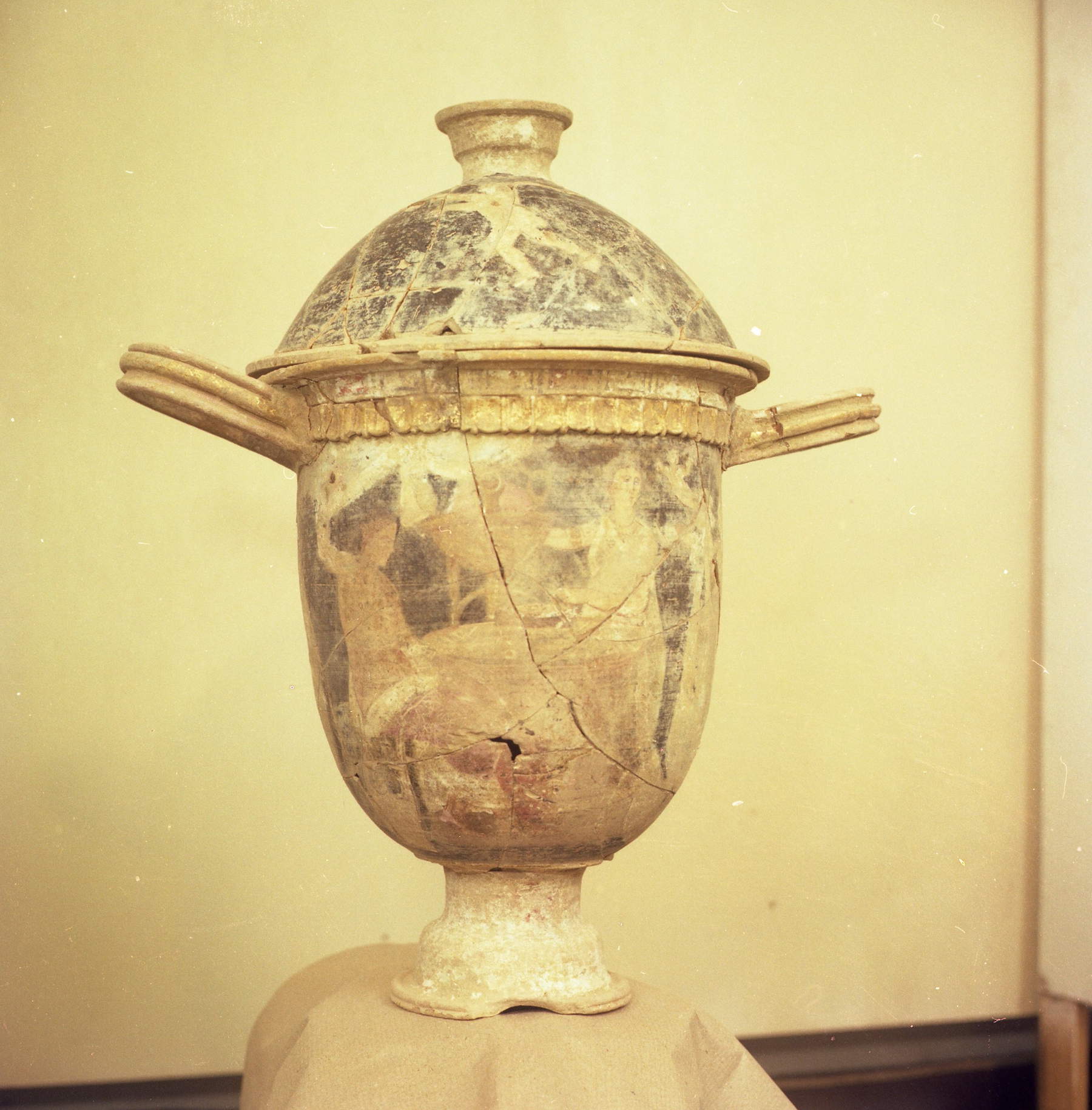Fotos der Pyxis von Centuripe (vor der Restaurierung), die 1976 in Centuripe auf einem Filmrollen gefunden wurden. Mit freundlicher Genehmigung der Associazione Siciliana Antica, Centuripe – Archiv Pino Catania