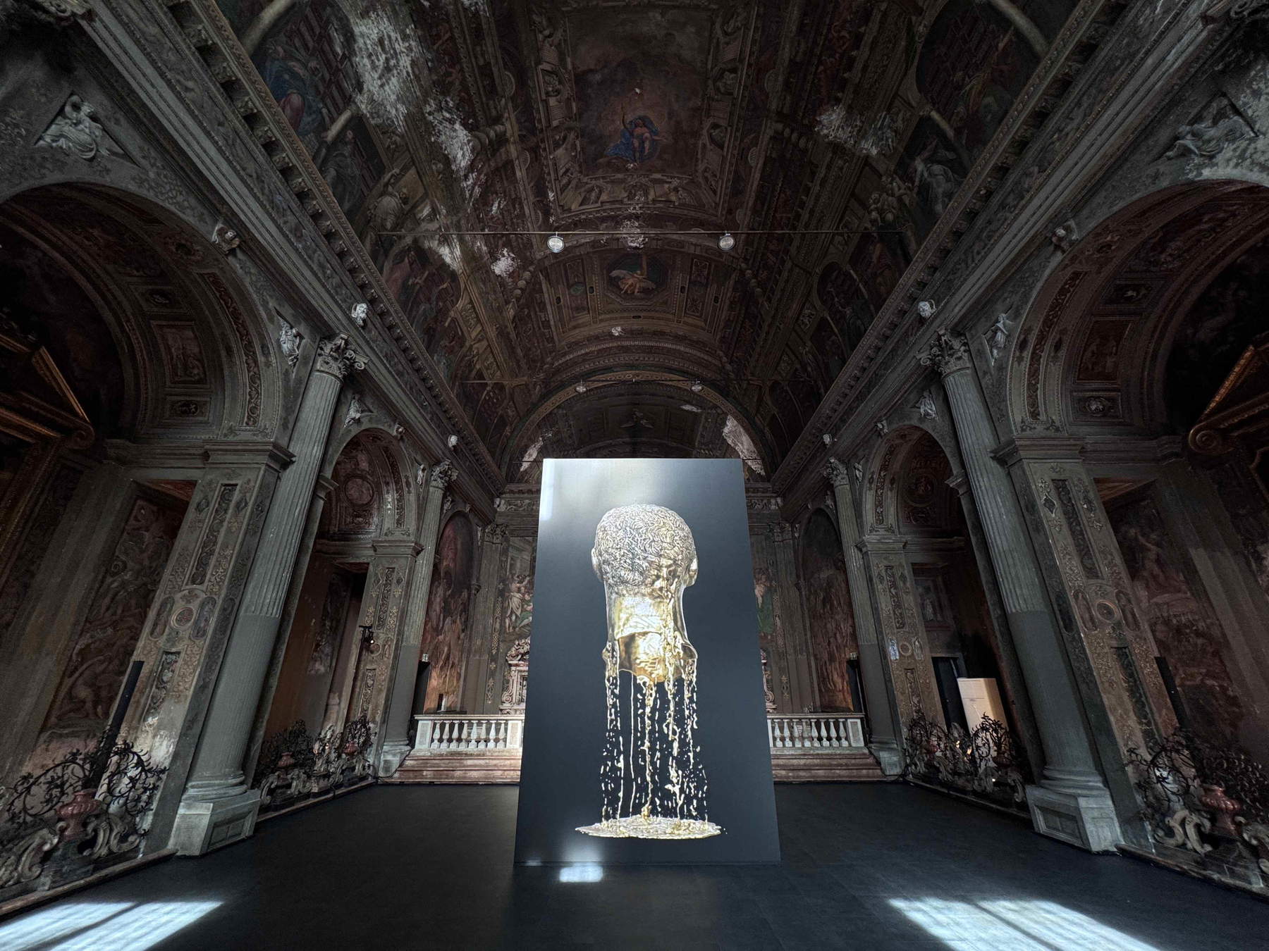 La video installazione Capita Aurea di Fabrizio Plessi nella Galleria Deloitte