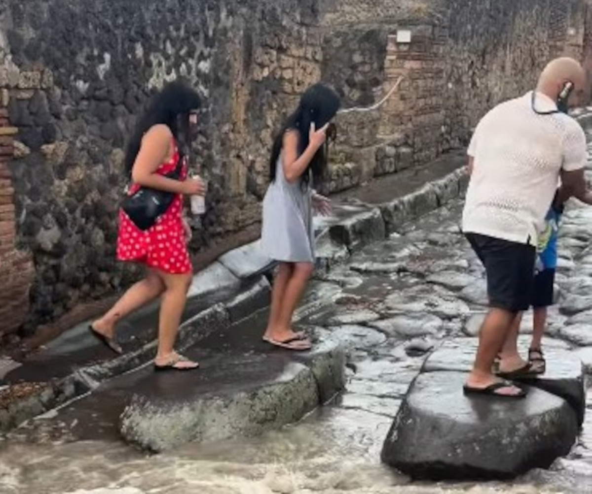 Heftiges Gewitter in Pompeji – Besucher nutzen die antiken Fußgängerüberwege