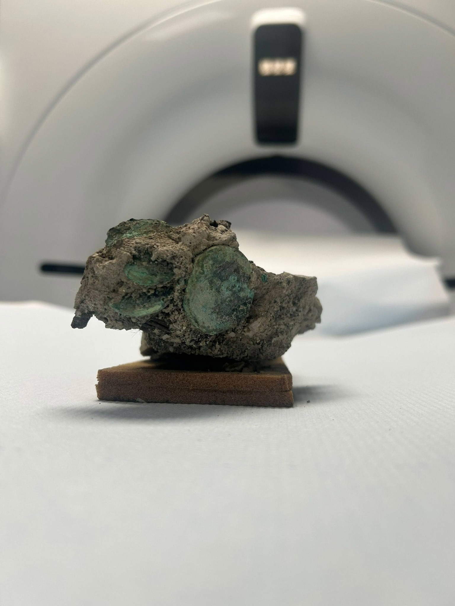 Ein Stoffbeutel mit Bronze- und Silbermünzen. Foto: Ministerium für Kultur - Archäologischer Park von Pompeji.