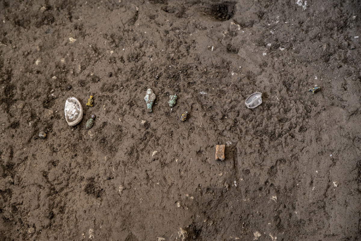 Alltagsgegenstände und Miniaturgegenstände im Inneren des Schranks. Foto: Kulturministerium – Archäologischer Park von Pompeji