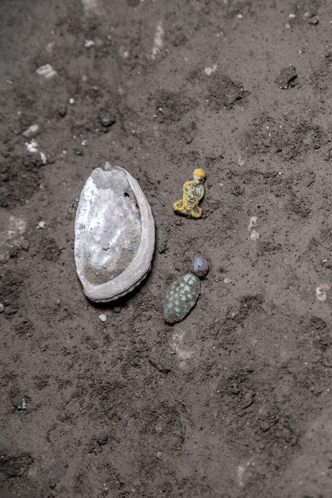 Alltagsgegenstände und Miniaturgegenstände im Inneren des Schranks. Foto: Kulturministerium – Archäologischer Park von Pompeji