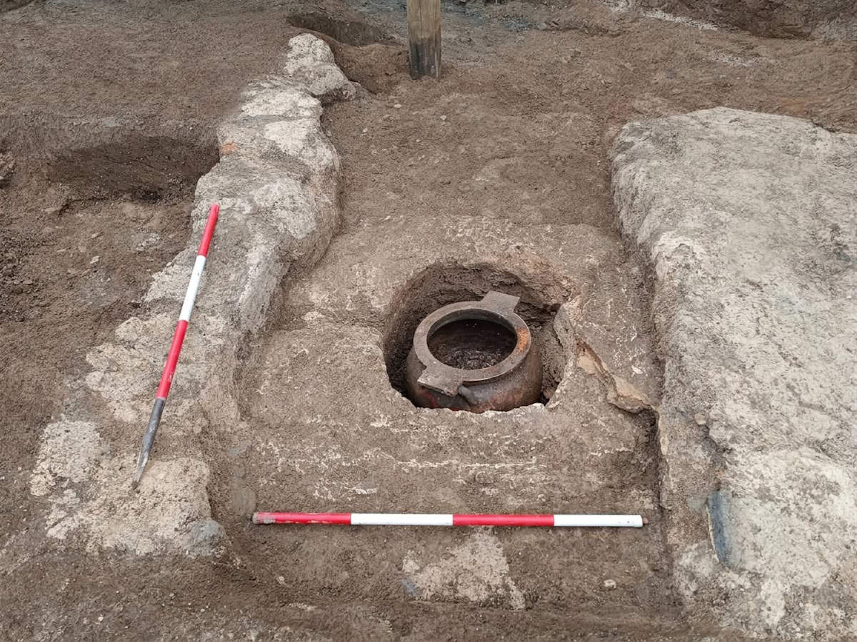 La tombe « en cube » avec le cratère figuré fabriqué à Corinthe. Photo : Ministère de la Culture - Surintendance de l'archéologie, des beaux-arts et du paysage de Salerne et d'Avellino